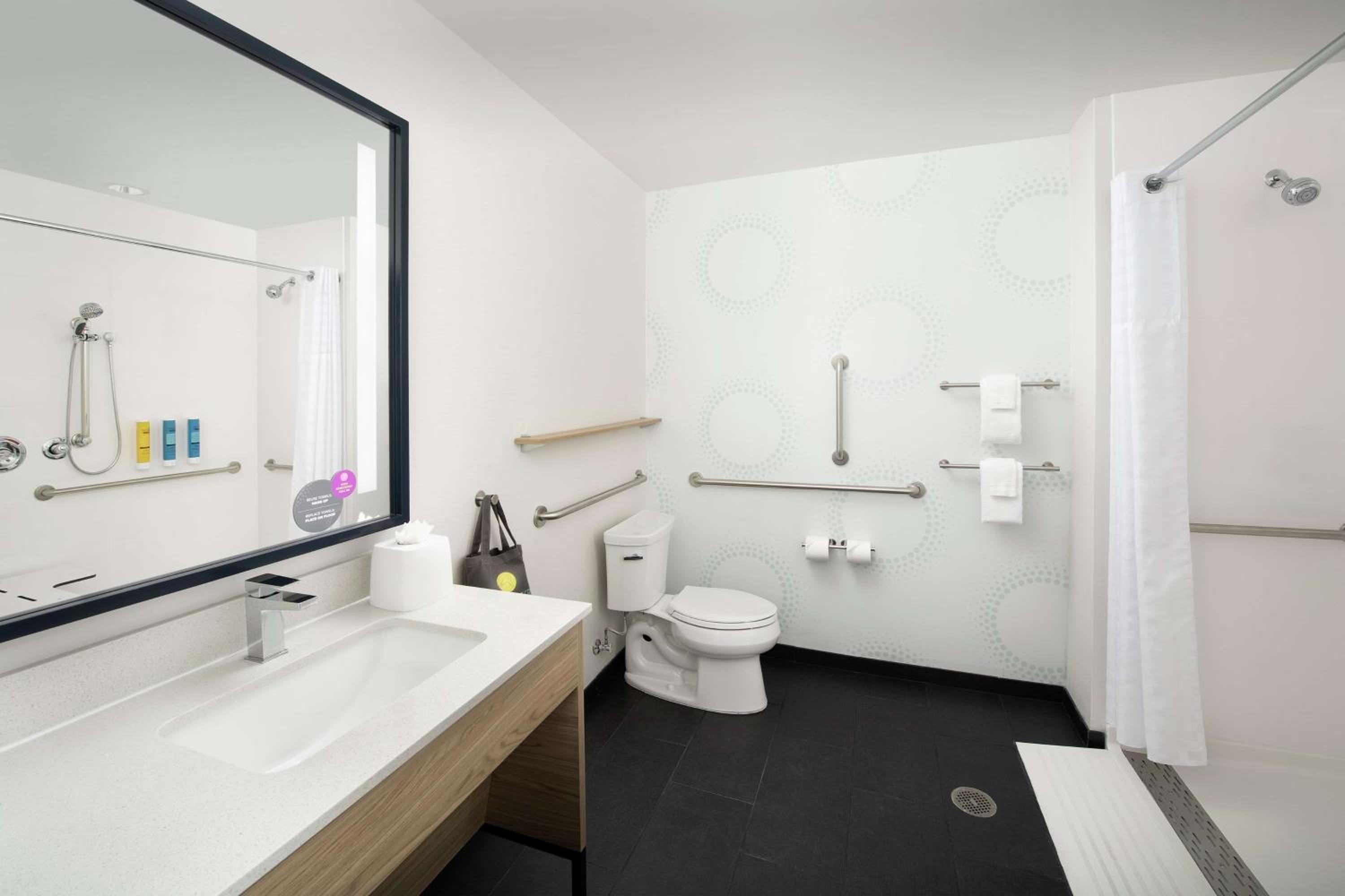 Queen Room with Two Queen Beds and Accessible Tub - Mobility Access photo 2