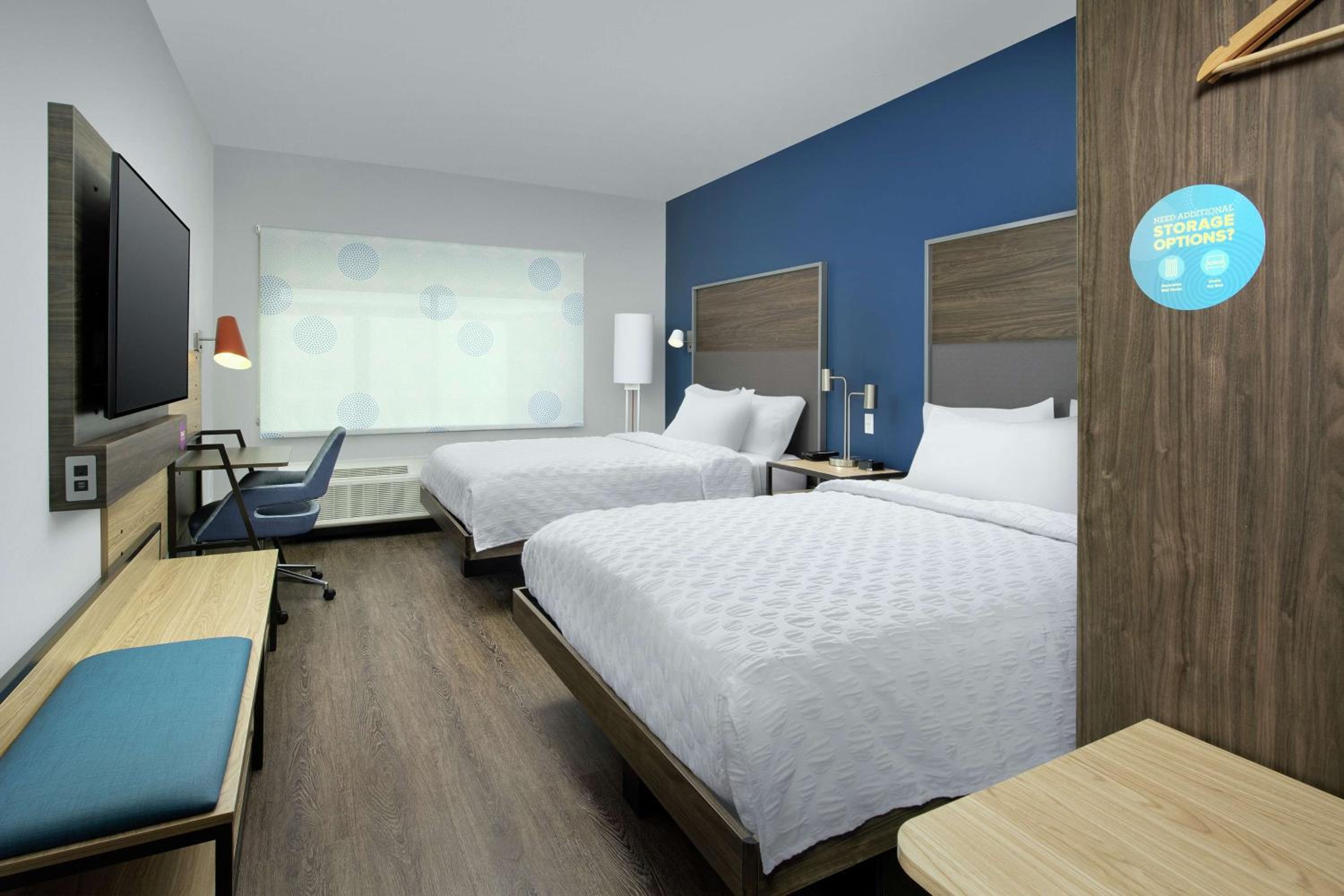 Queen Room with Two Queen Beds photo 2