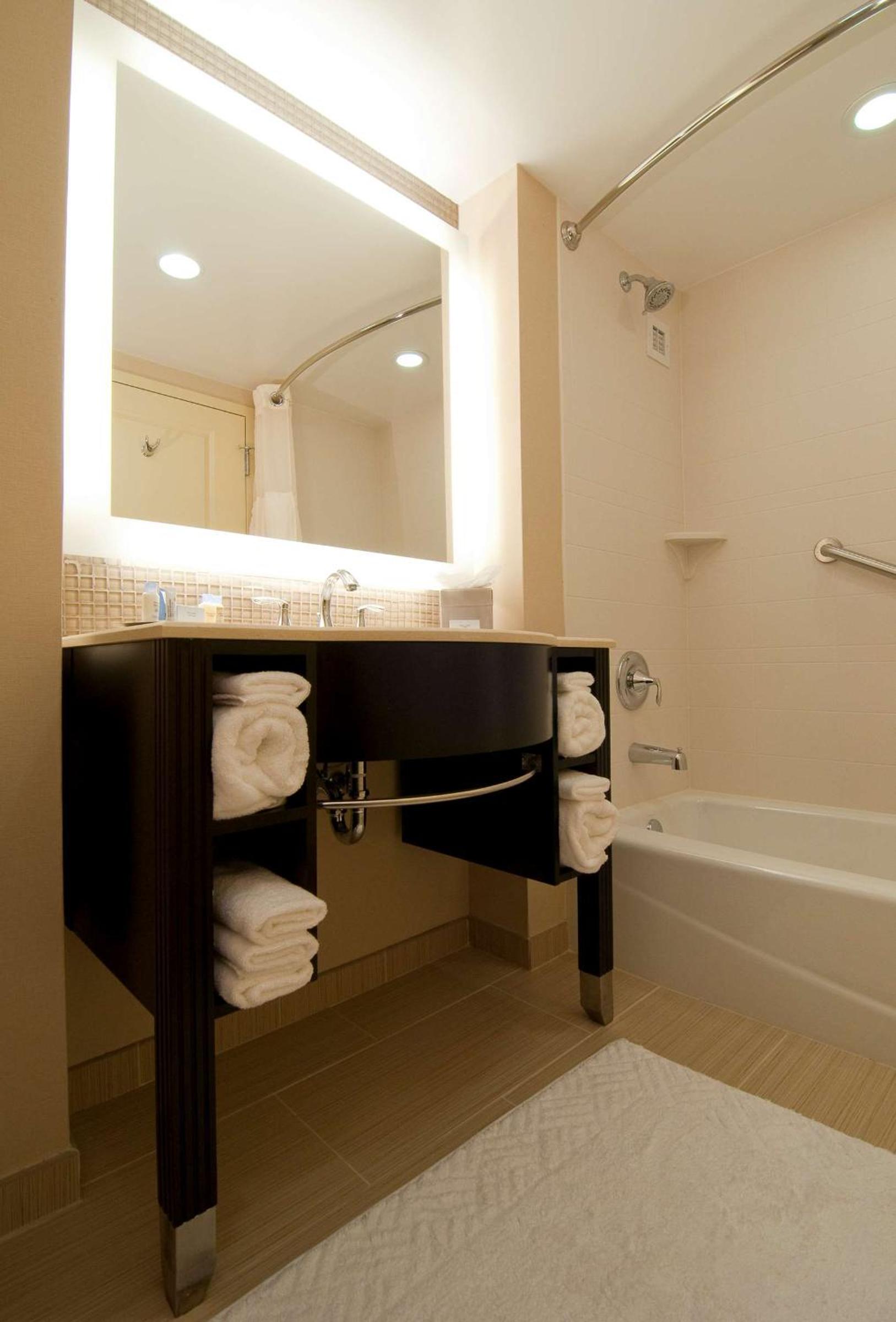 Queen Room with Two Queen Beds - Non-Smoking - Photo 4