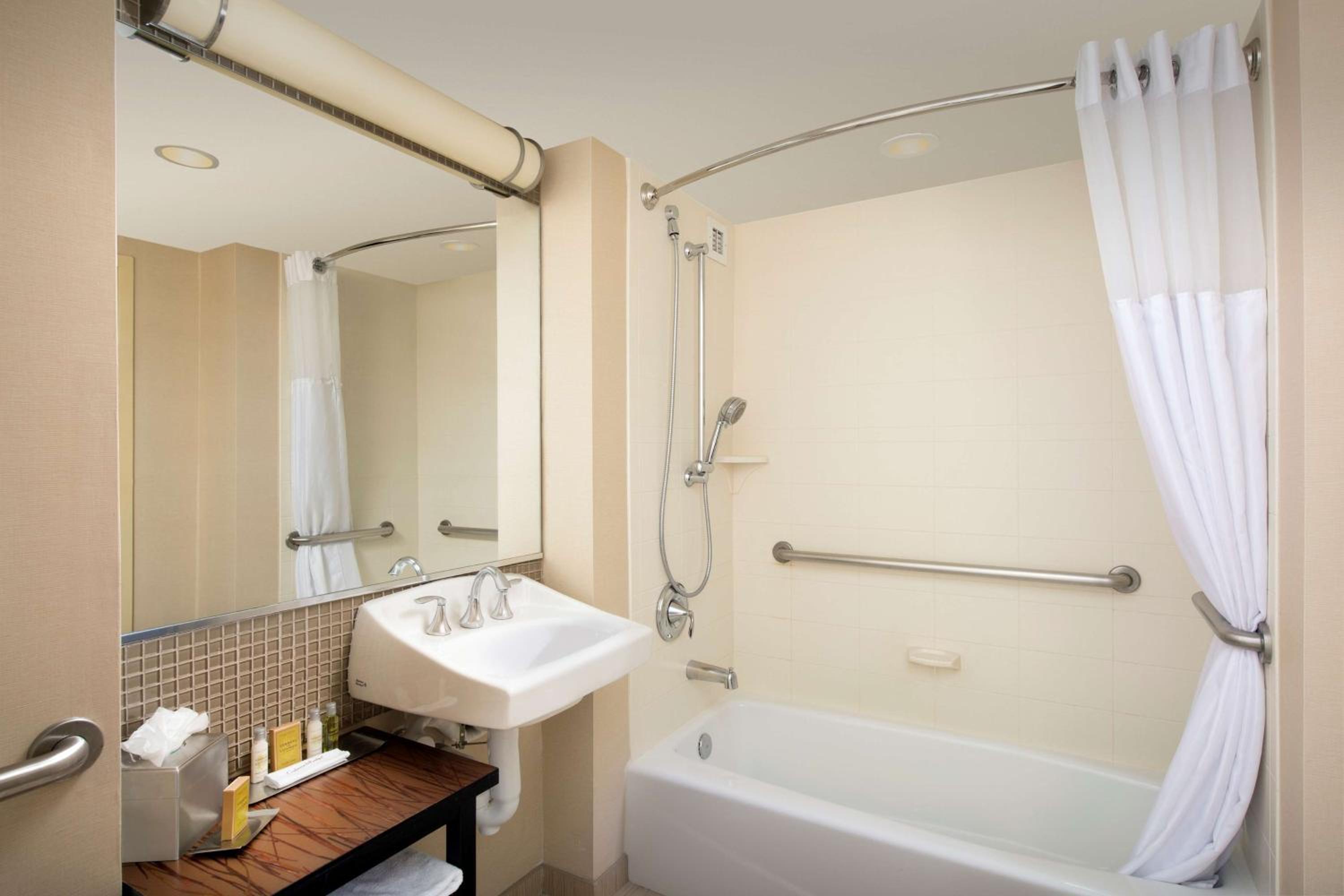 King Room with Accessible Tub - Mobility and Hearing Access/Non-Smoking - Photo 2