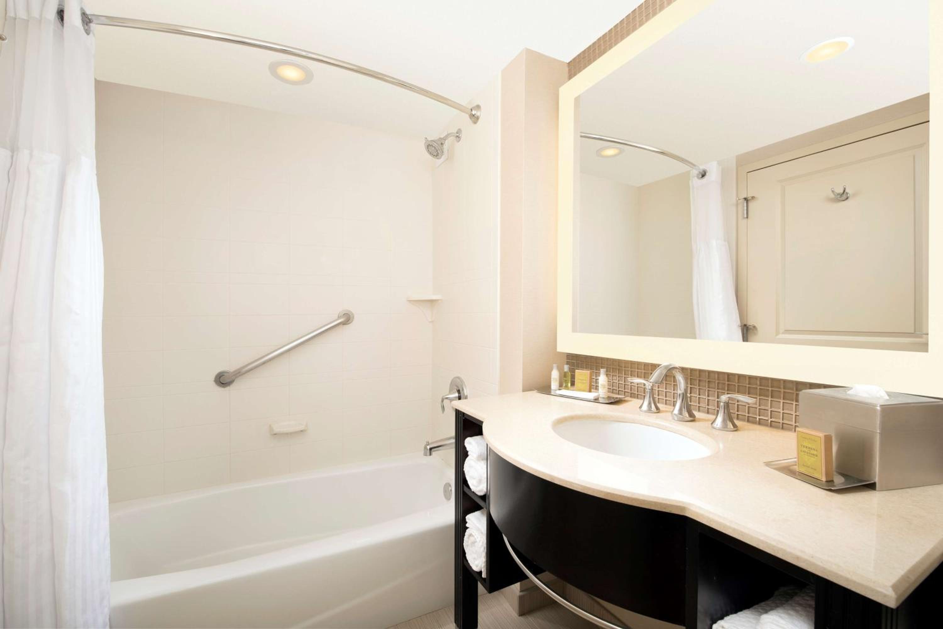 Executive Queen Room with 2 Queen Beds - Non-Smoking - Photo 2