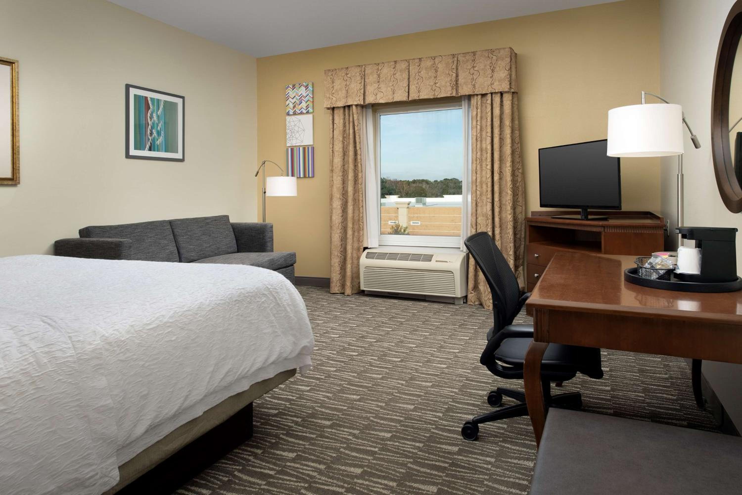 King Room with King Bed - Non-Smoking - Photo 1