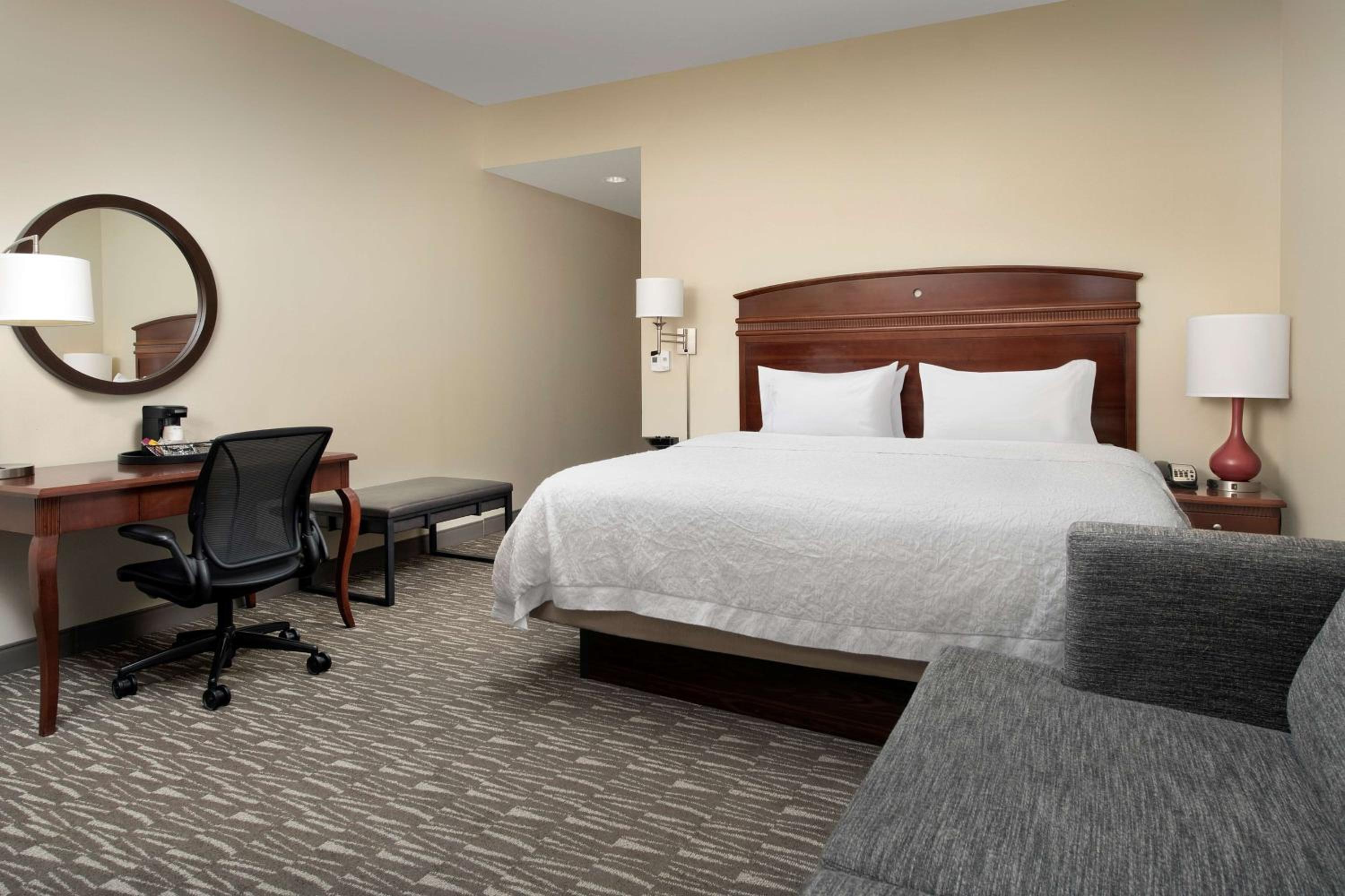King Room with King Bed - Non-Smoking - Photo 4