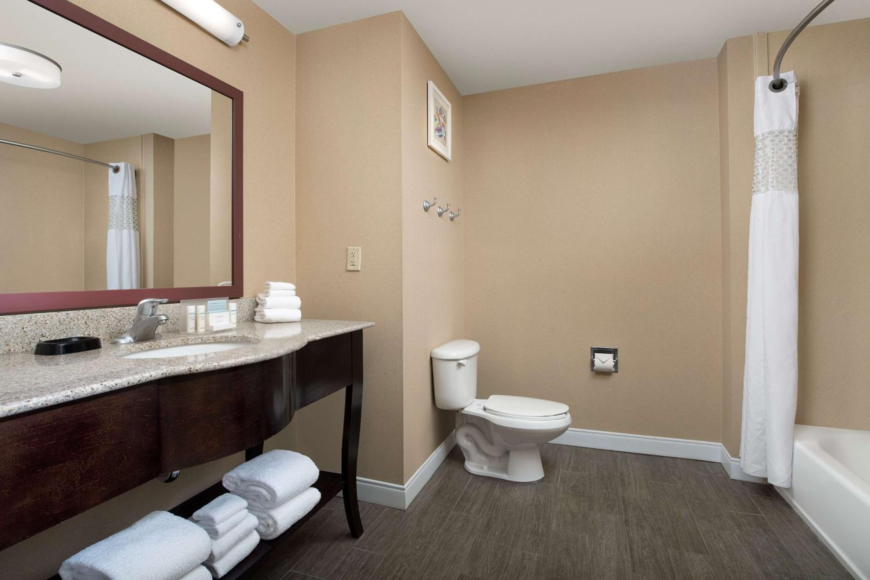 Room with Two Queen Beds - Non-Smoking - Photo 4