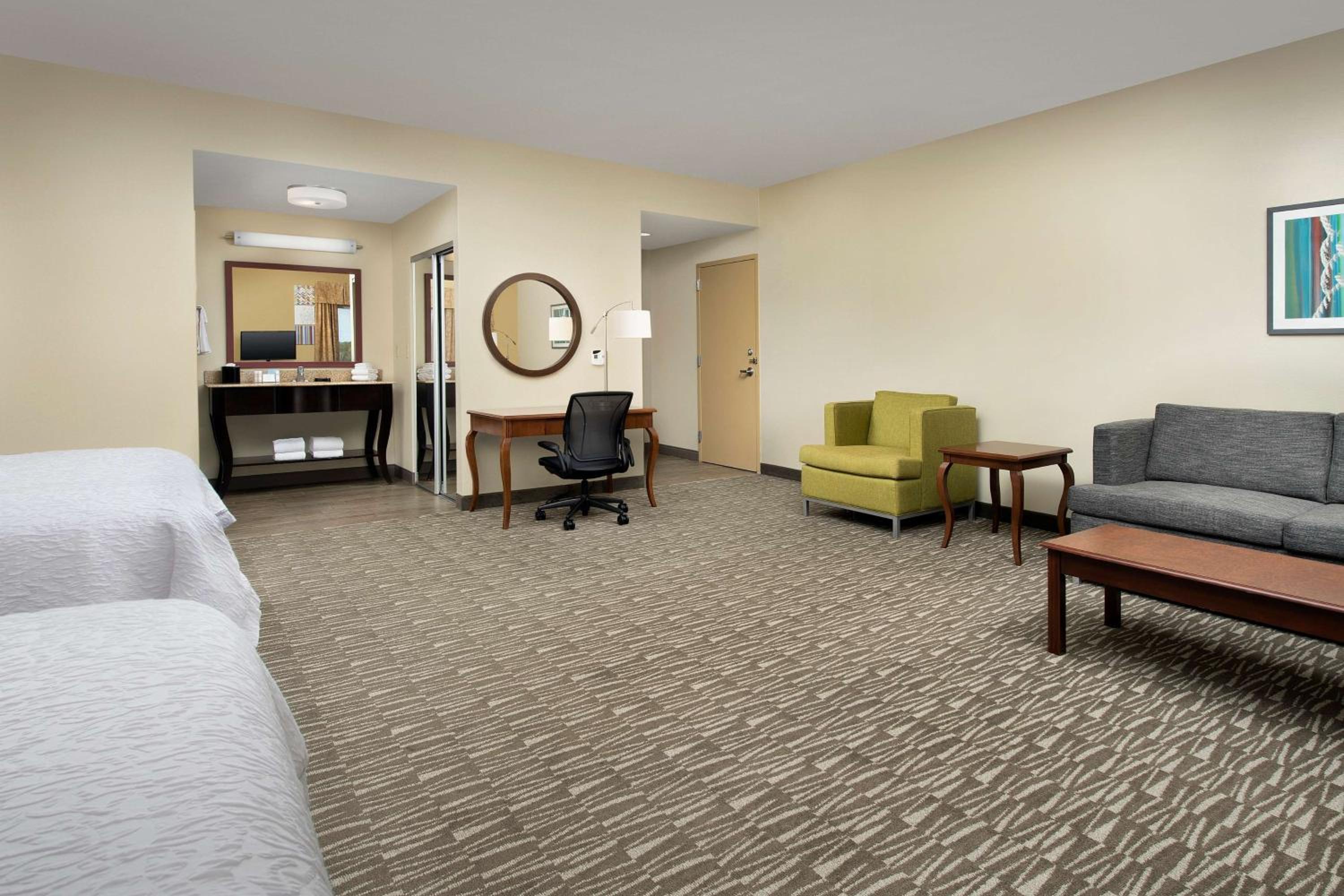 Queen Studio Suite with Two Queen Beds and Sofa Bed - Non-Smoking - Photo 2
