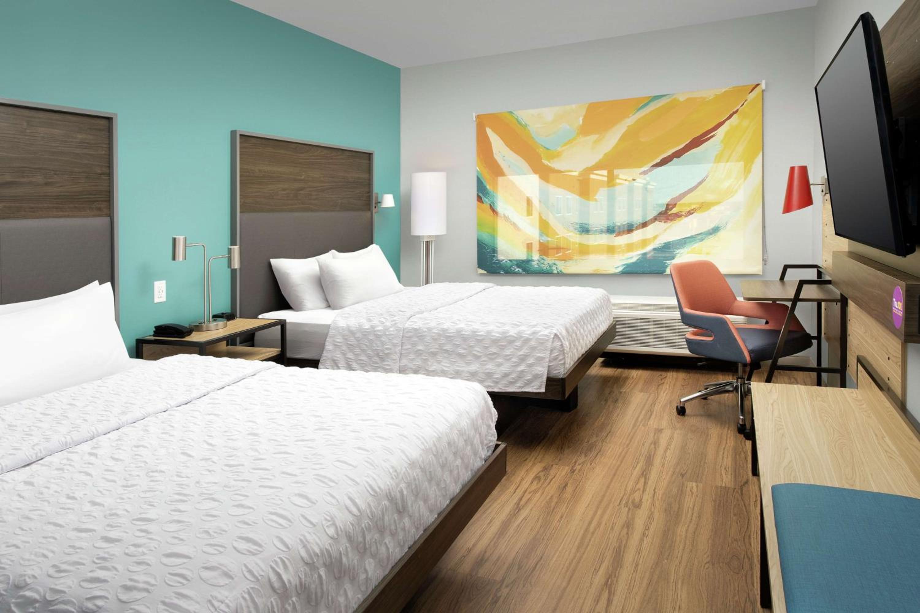 Queen Room with Two Queen Beds - Photo 2