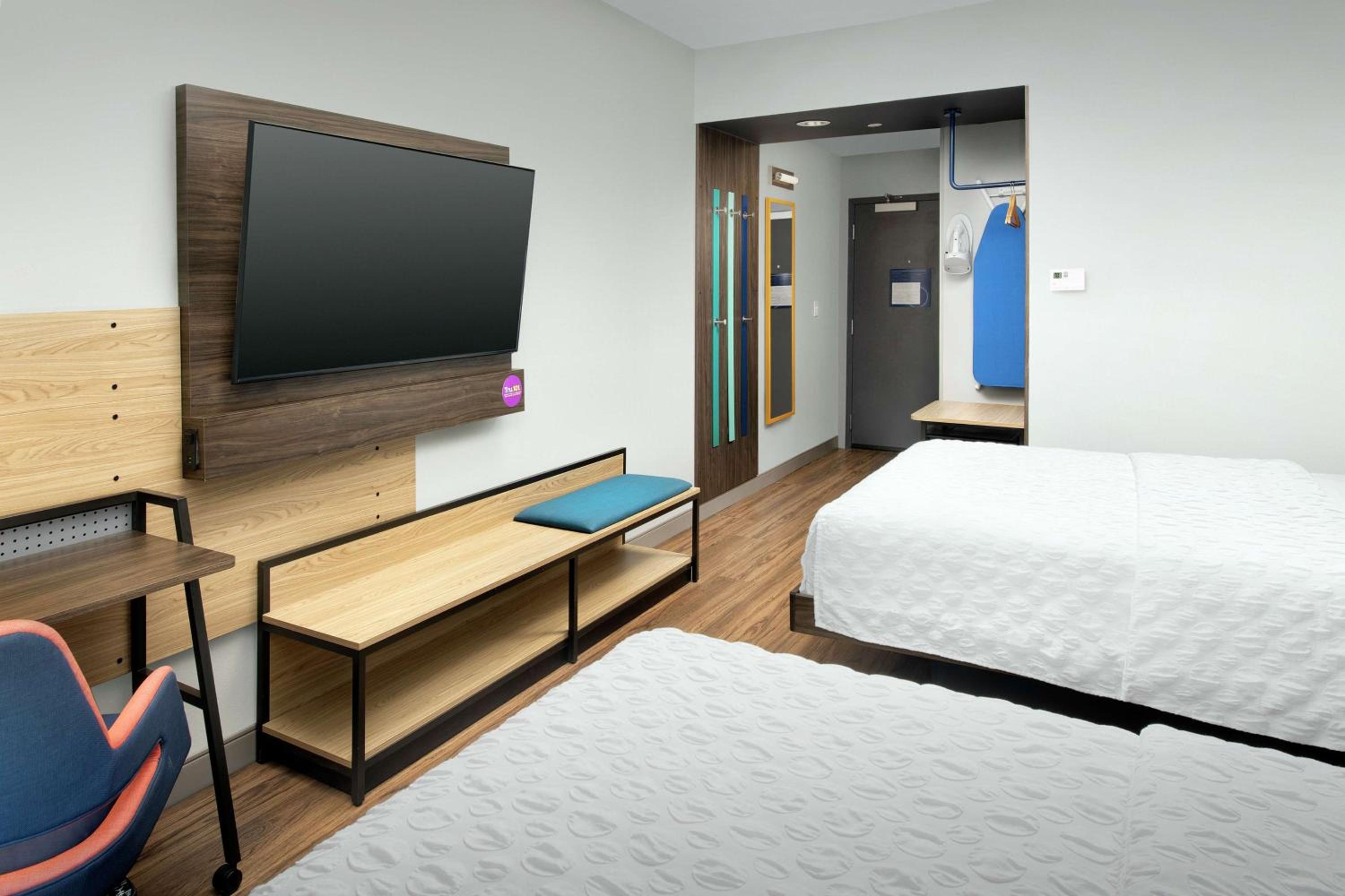 Queen Room with Two Queen Beds - Photo 3