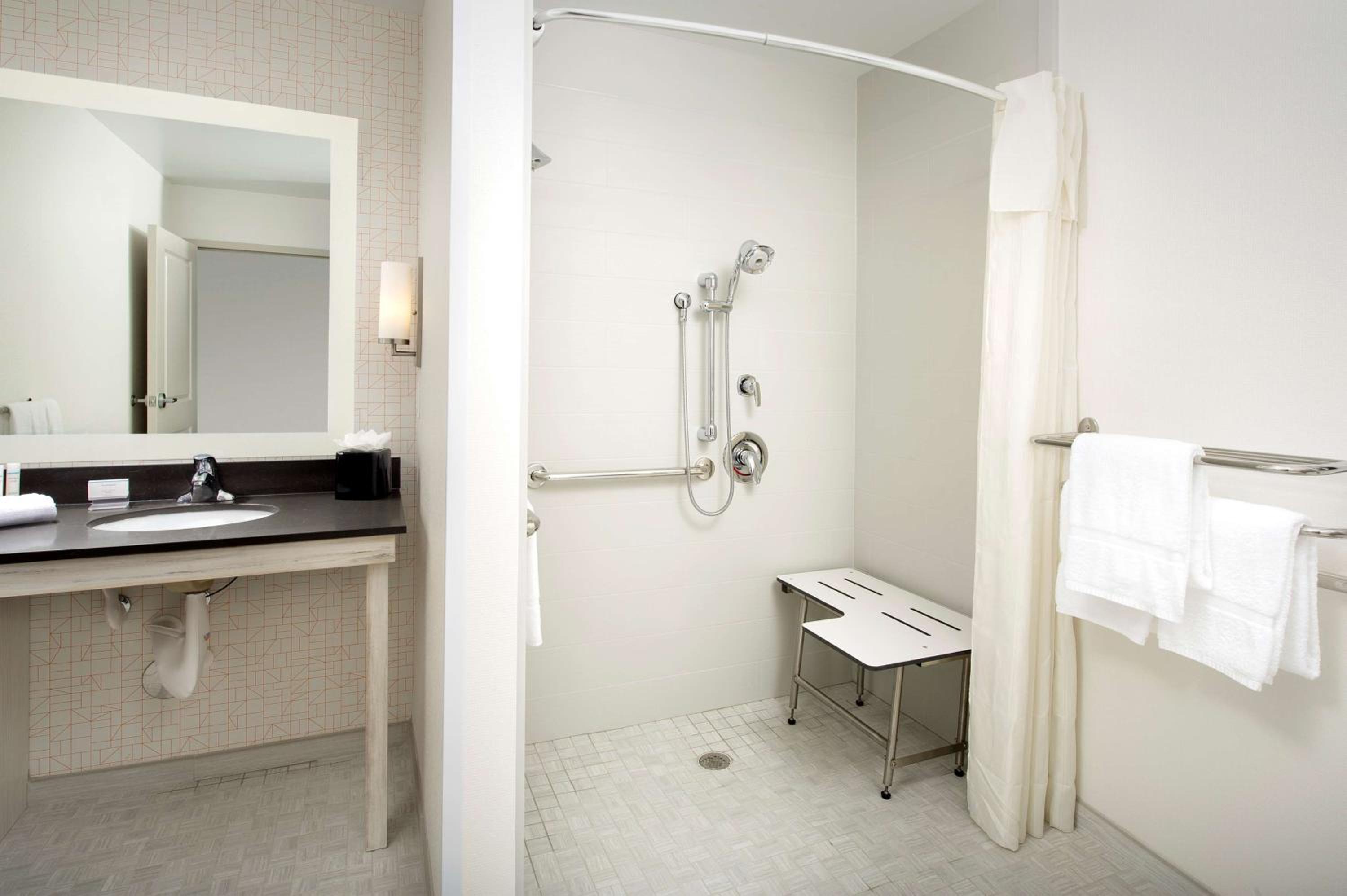 Queen Studio with Two Queen Beds - Mobility and Hearing Access/Non-Smoking photo 2