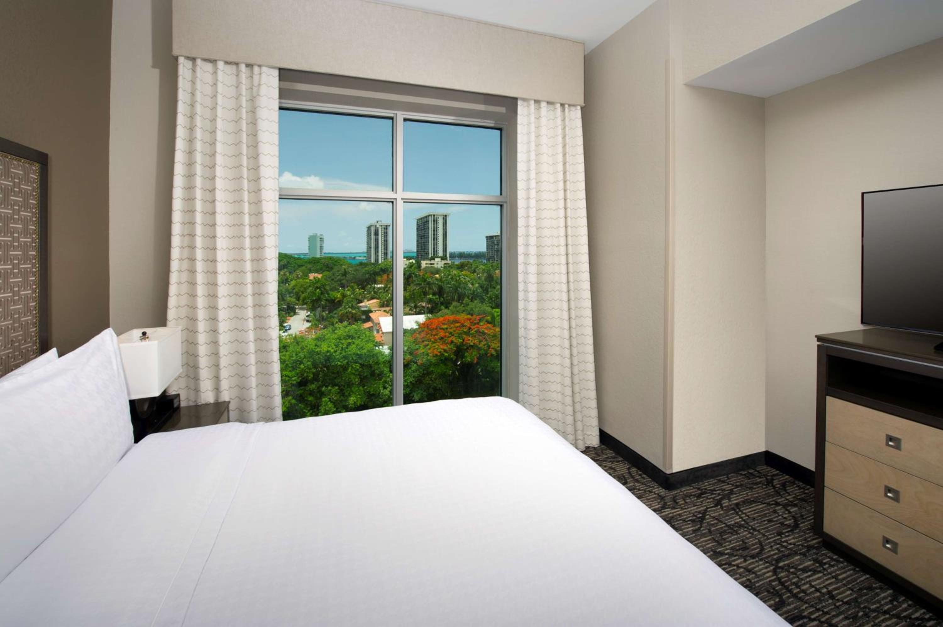 One-Bedroom King Suite with Bayview photo 3