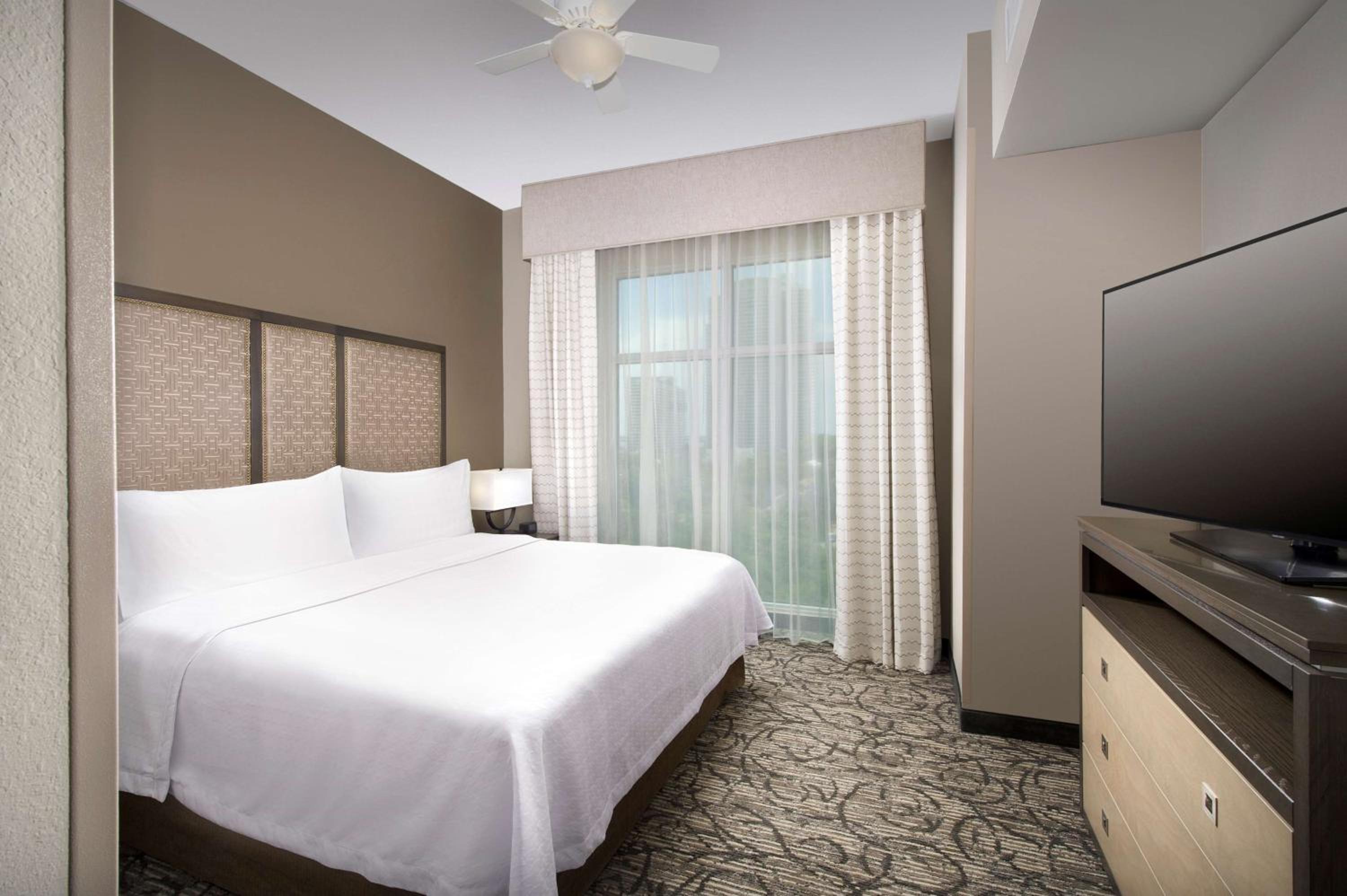 King Suite - Non-Smoking photo 2