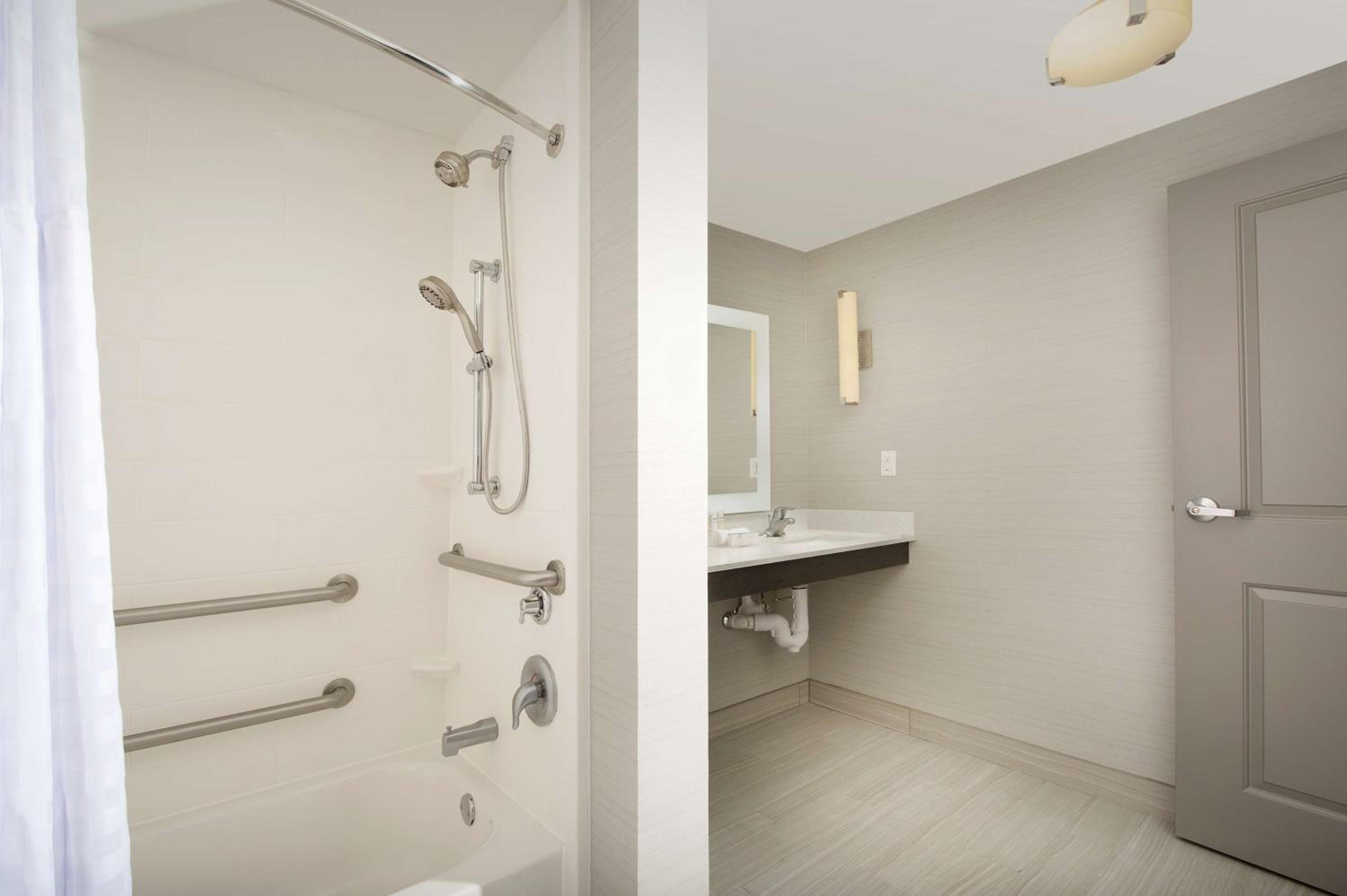 Queen Suite with Bath Tub - Mobility Access/Non-Smoking