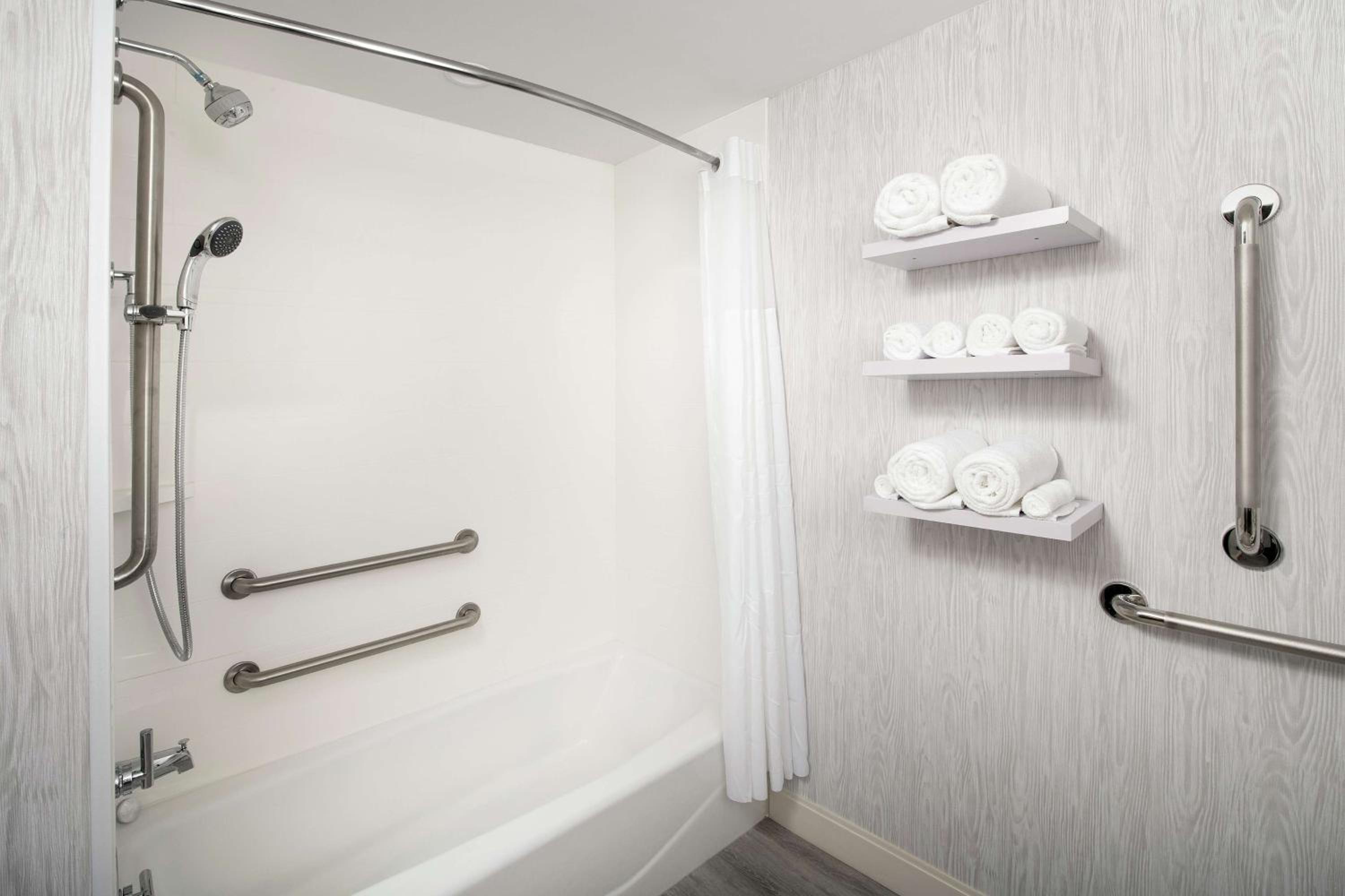 King Room with Roll-in Shower - Mobility Accessible/Non-Smoking - Photo 6