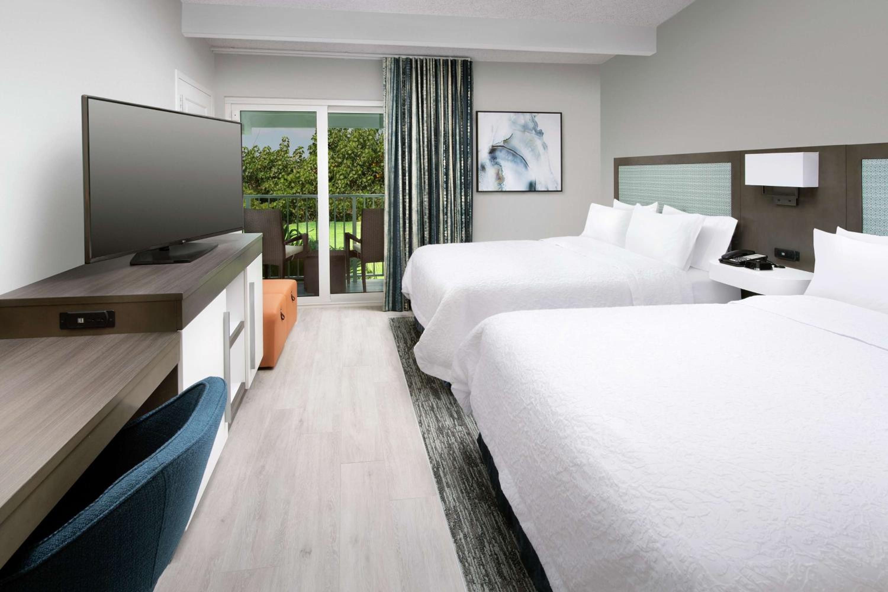 Queen Room with Two Queen Beds - Non-Smoking - Photo 4