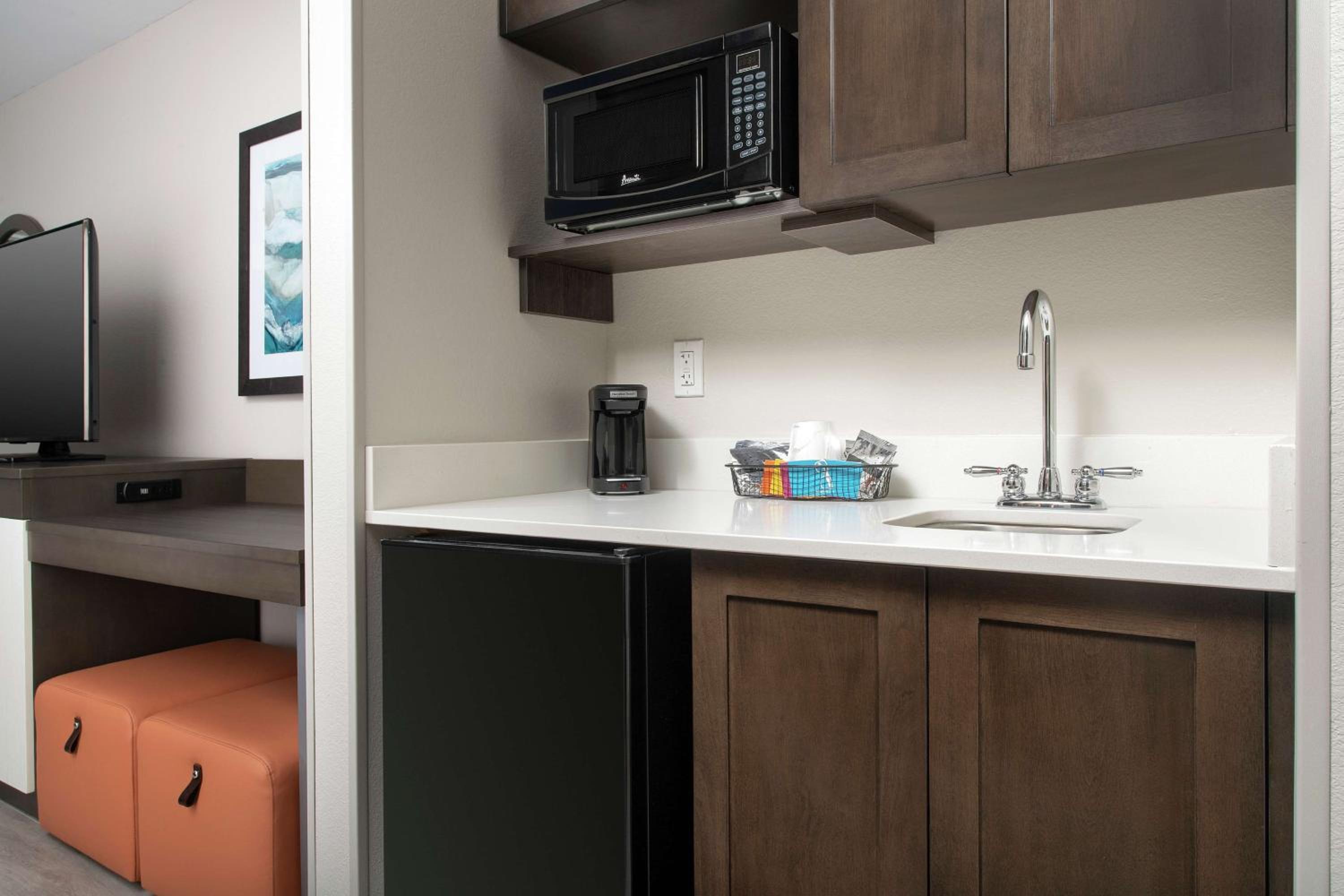 King Room with Roll-in Shower - Mobility Accessible/Non-Smoking - Photo 5