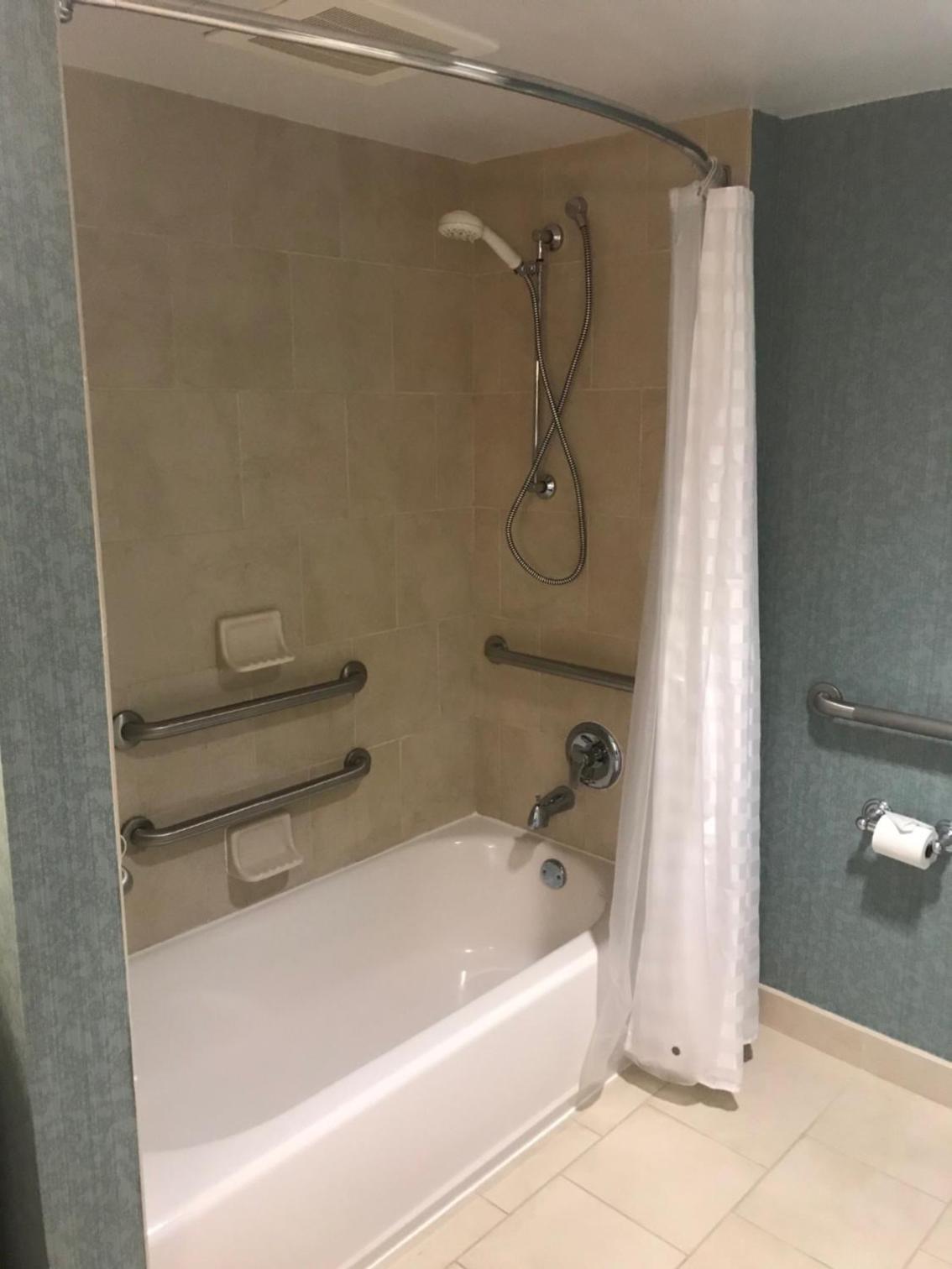 Queen Room with Roll-In Shower - Accessible - Photo 3