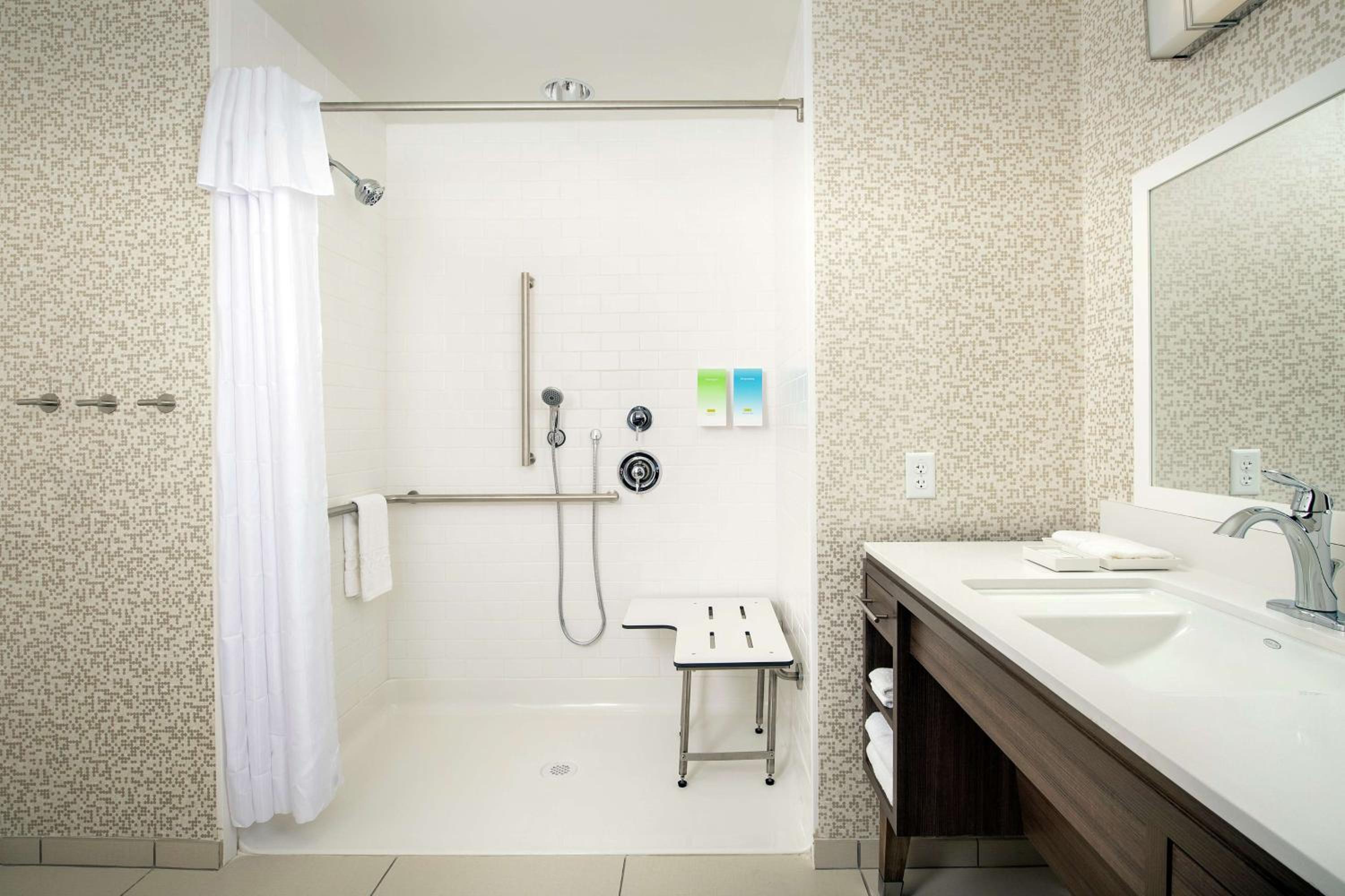 King Studio with Roll-In Shower - Disability Access/Non-Smoking - Photo 5