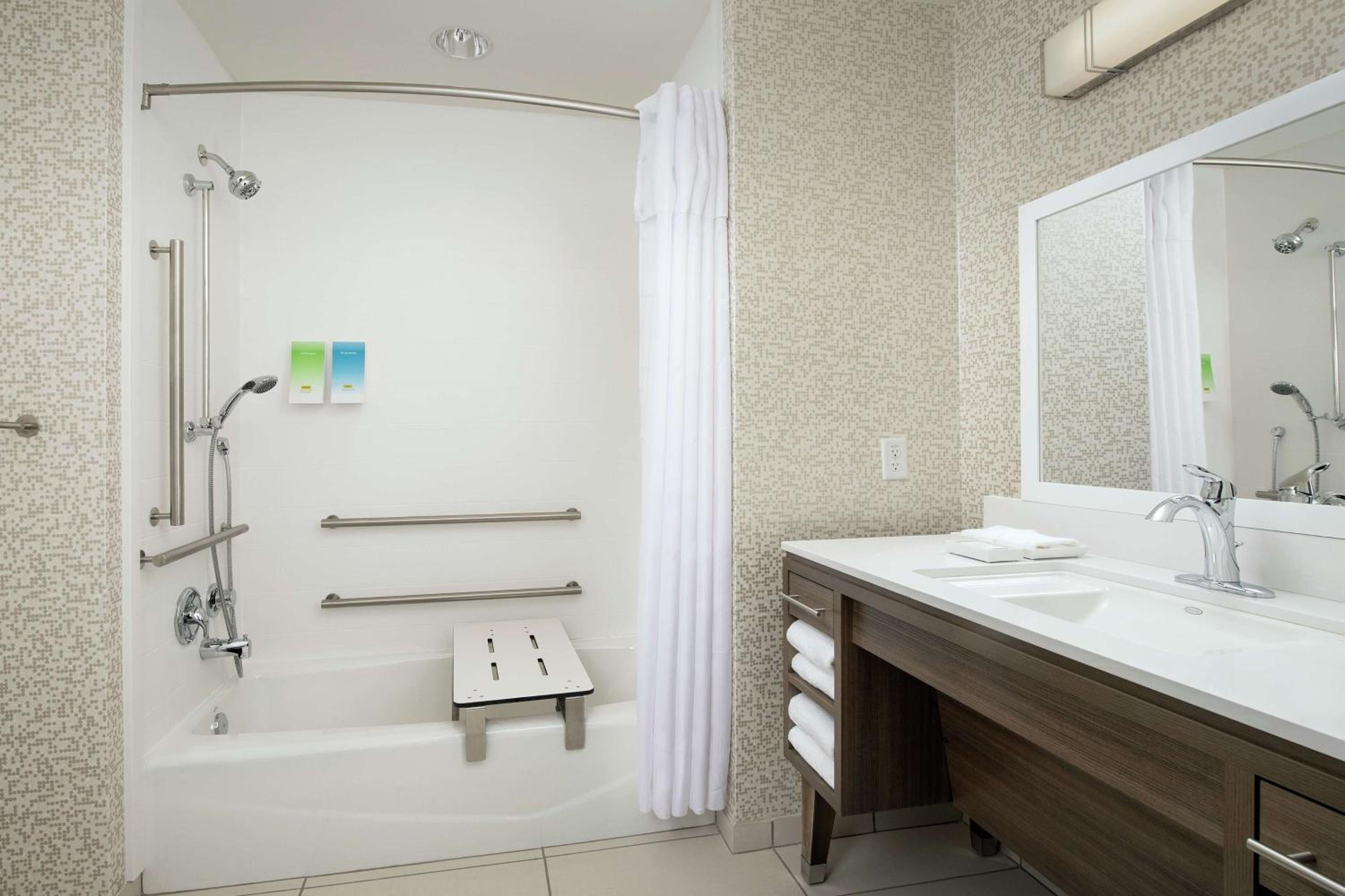 Queen Studio with Two Queen Beds - Mobility Access/Non-Smoking - Photo 6