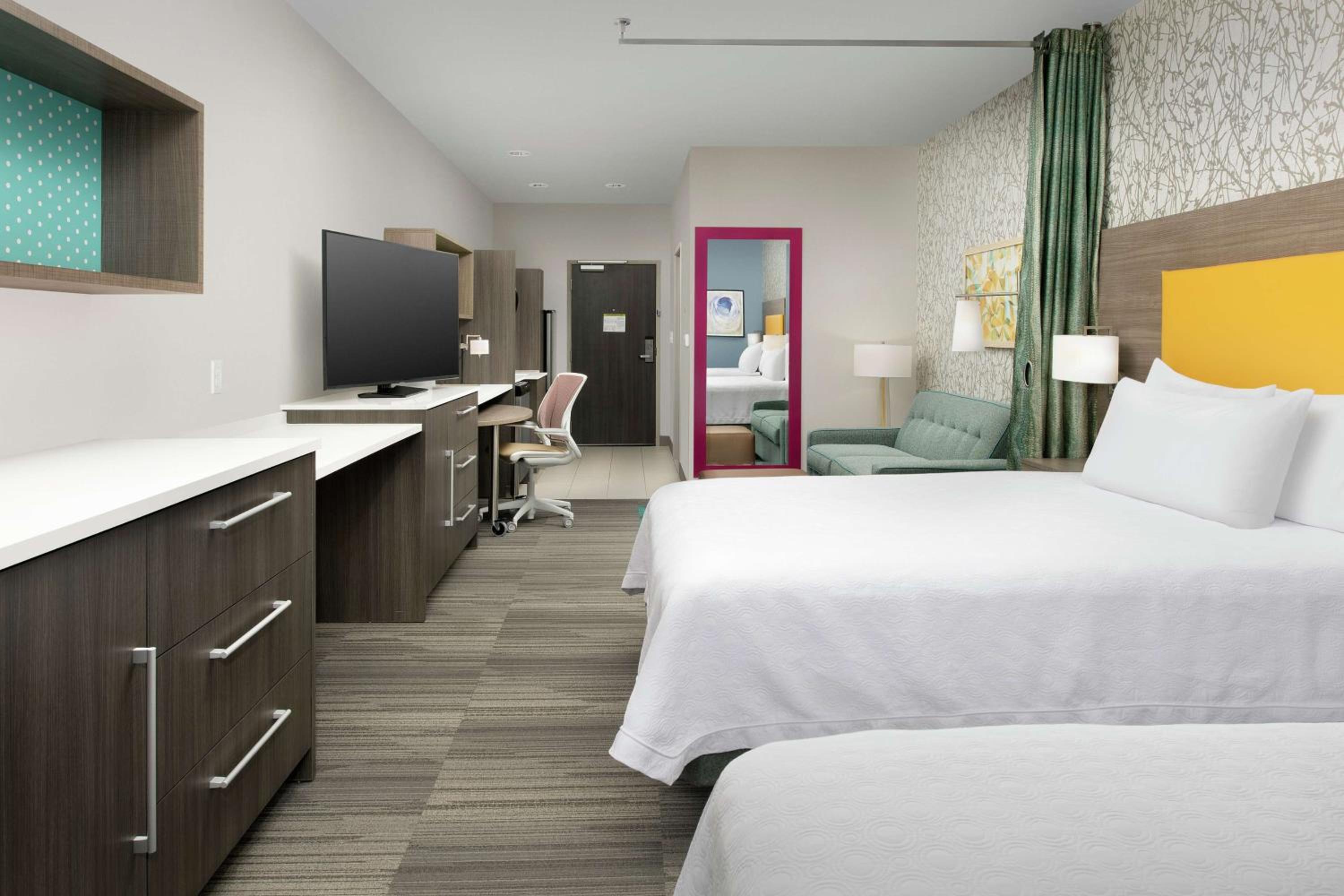 Queen Studio with Two Queen Beds - Non-Smoking - Photo 4
