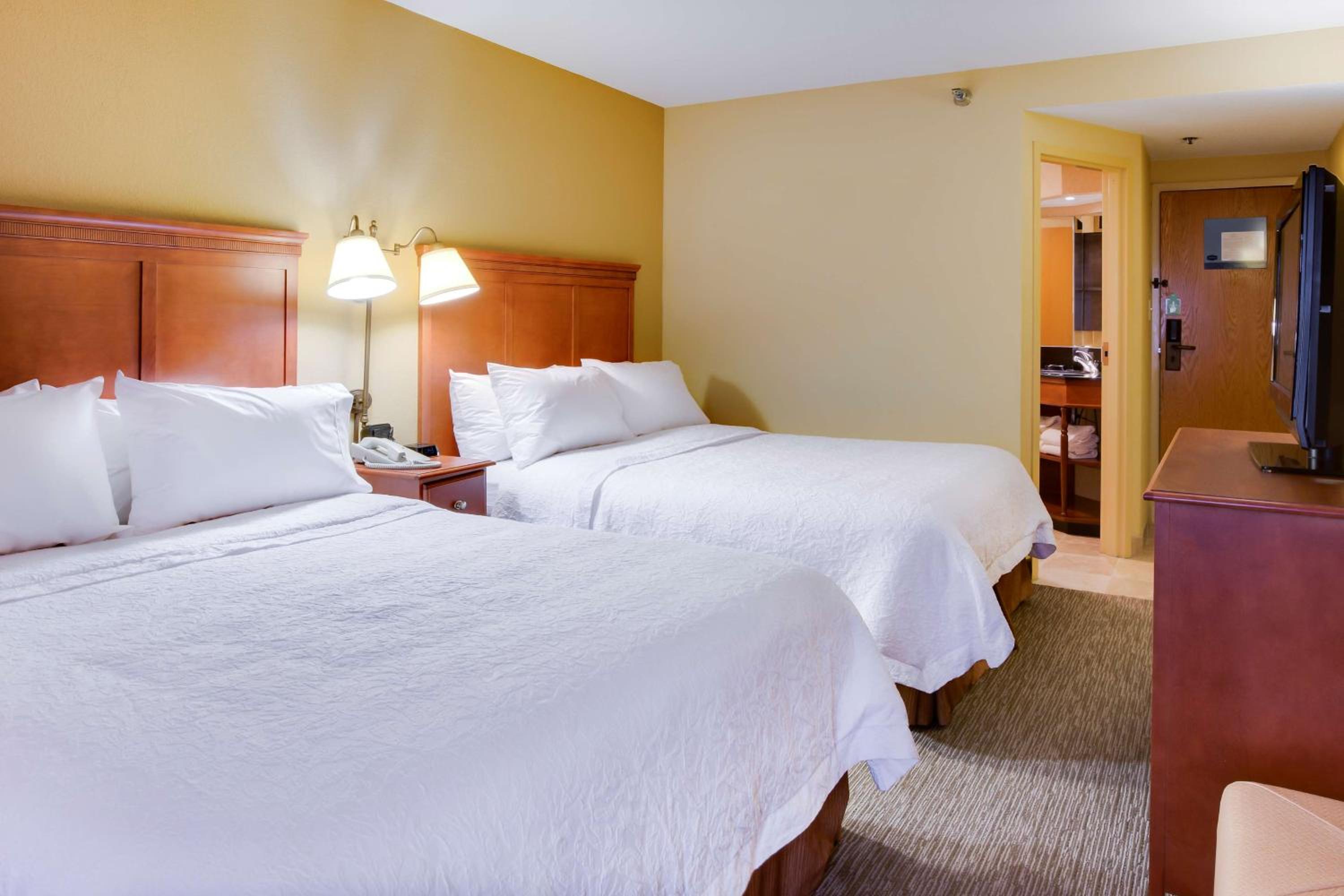Queen Room with Two Queen Beds - Photo 2