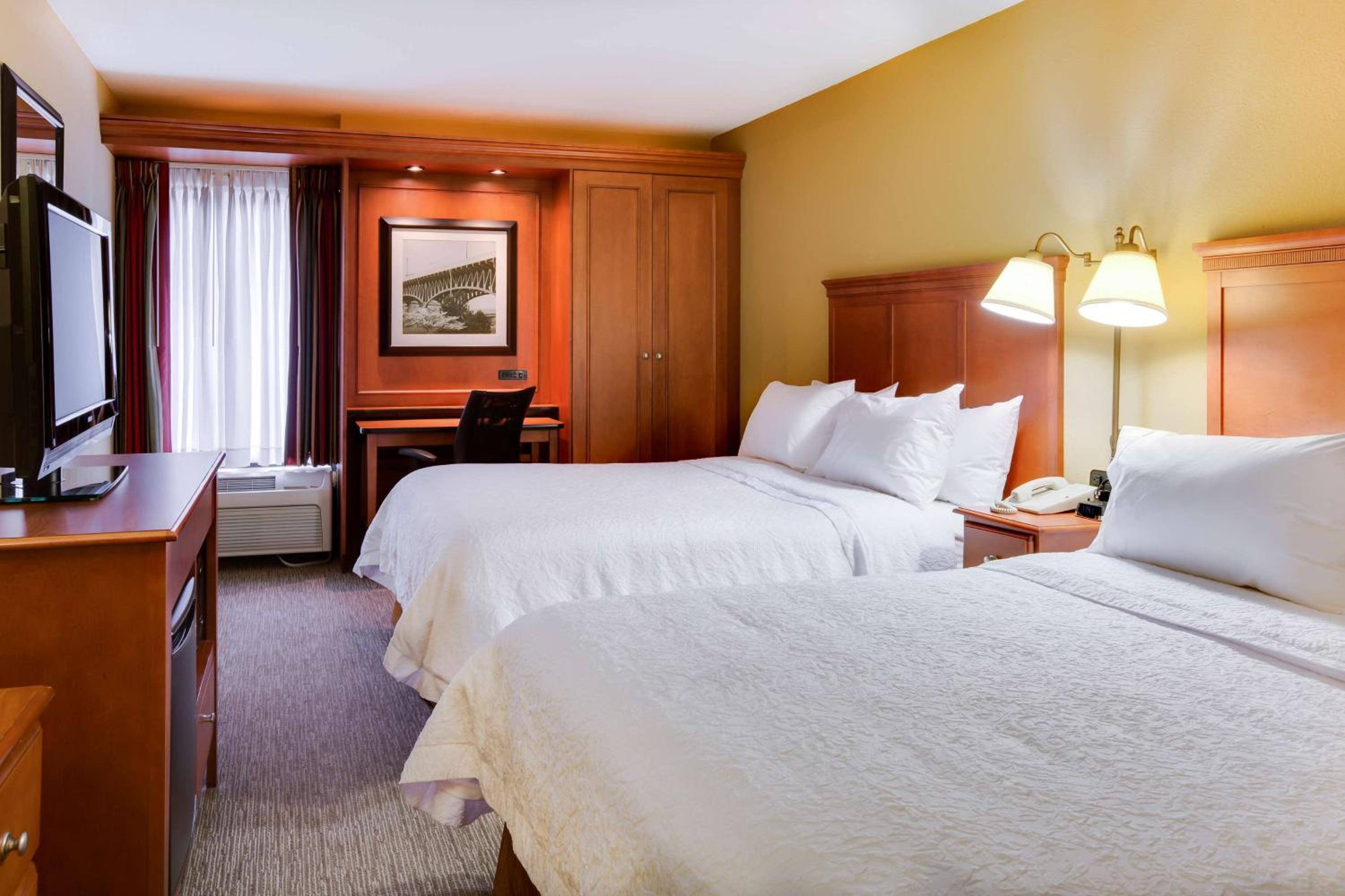 Queen Room with Two Queen Beds - Photo 5
