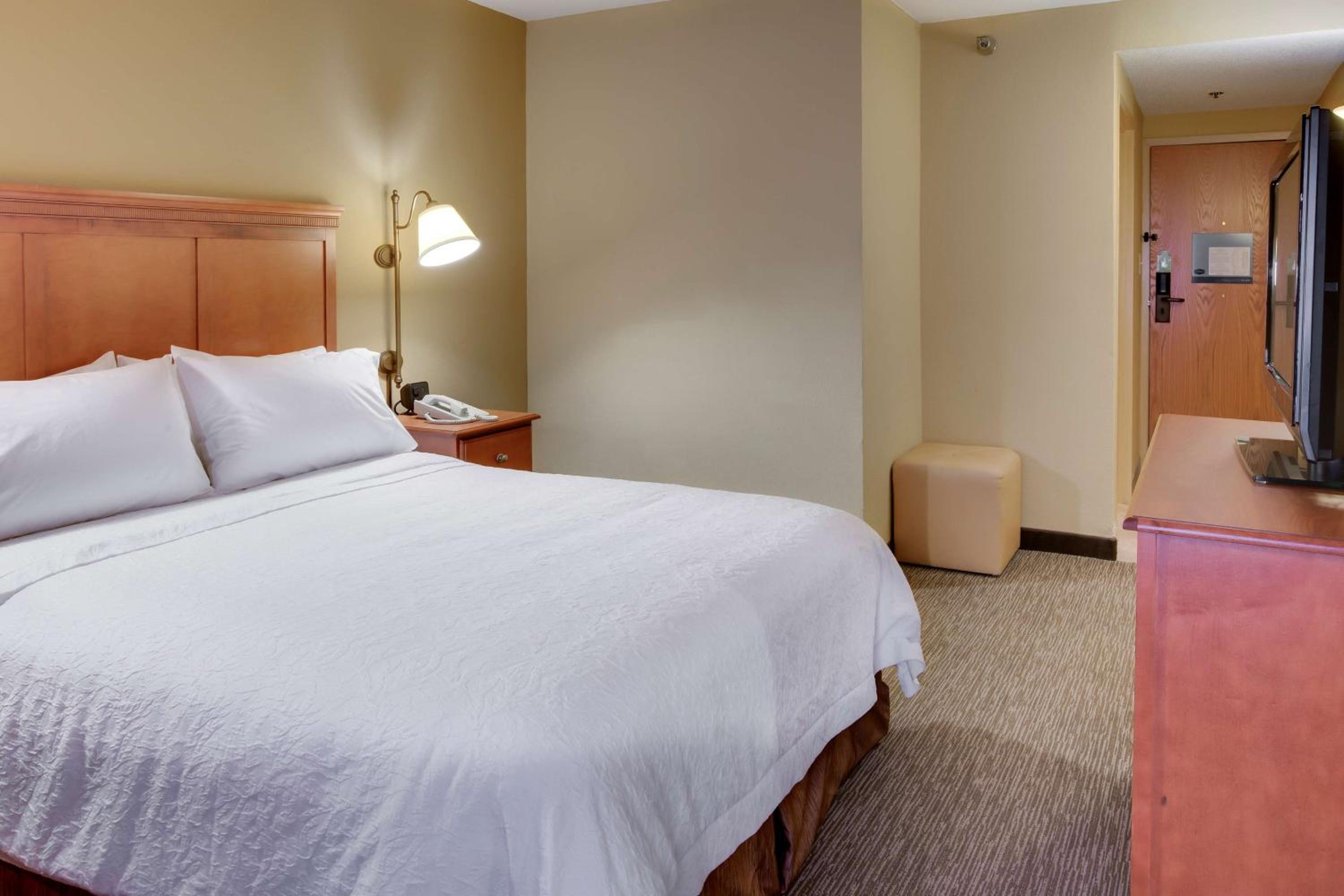 Queen Room with Bath Tub - Disability Access/Non-Smoking  - Photo 3