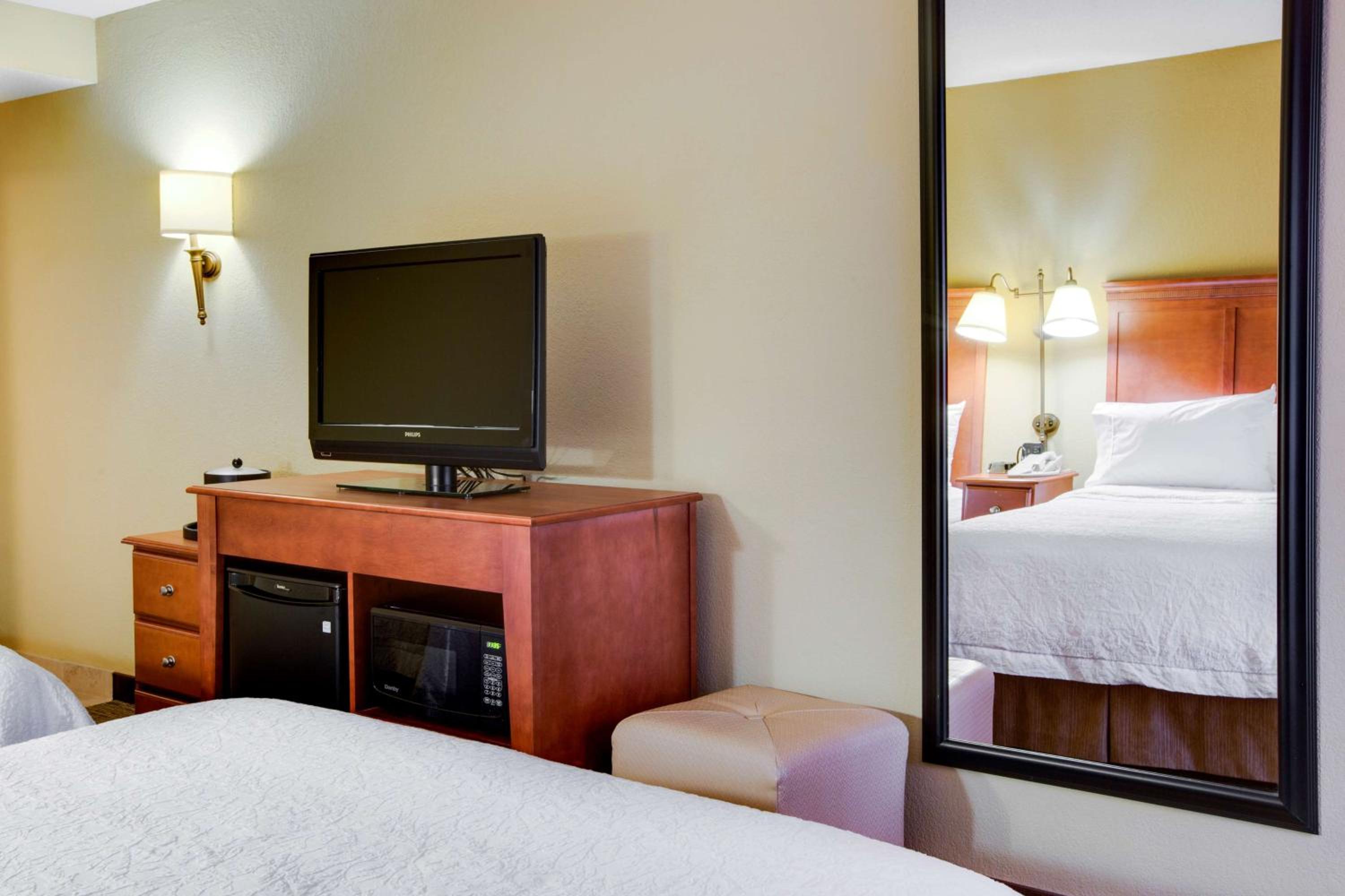 Queen Room with Two Queen Beds - Photo 6