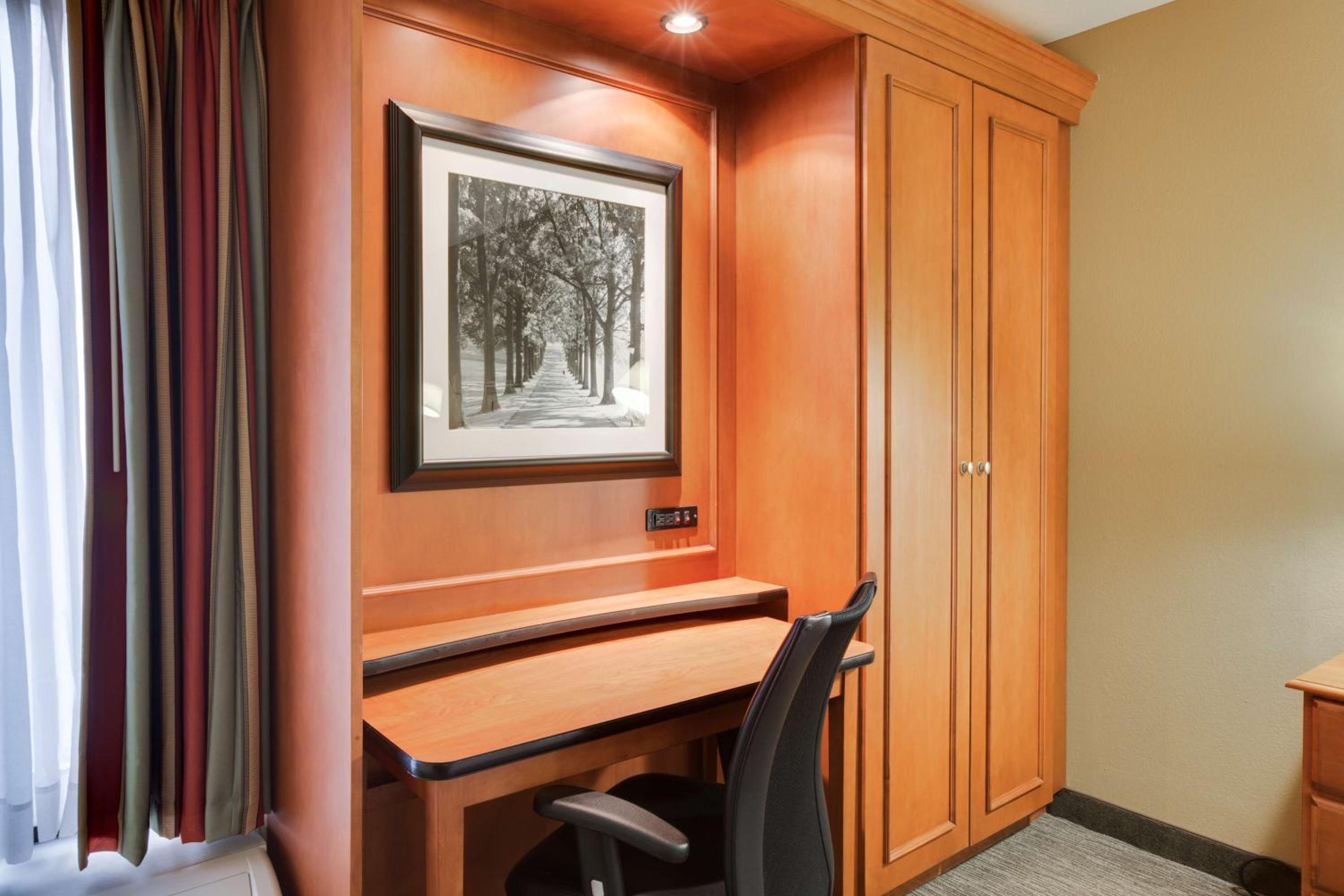 Queen Room with Bath Tub - Disability Access/Non-Smoking  - Photo 2
