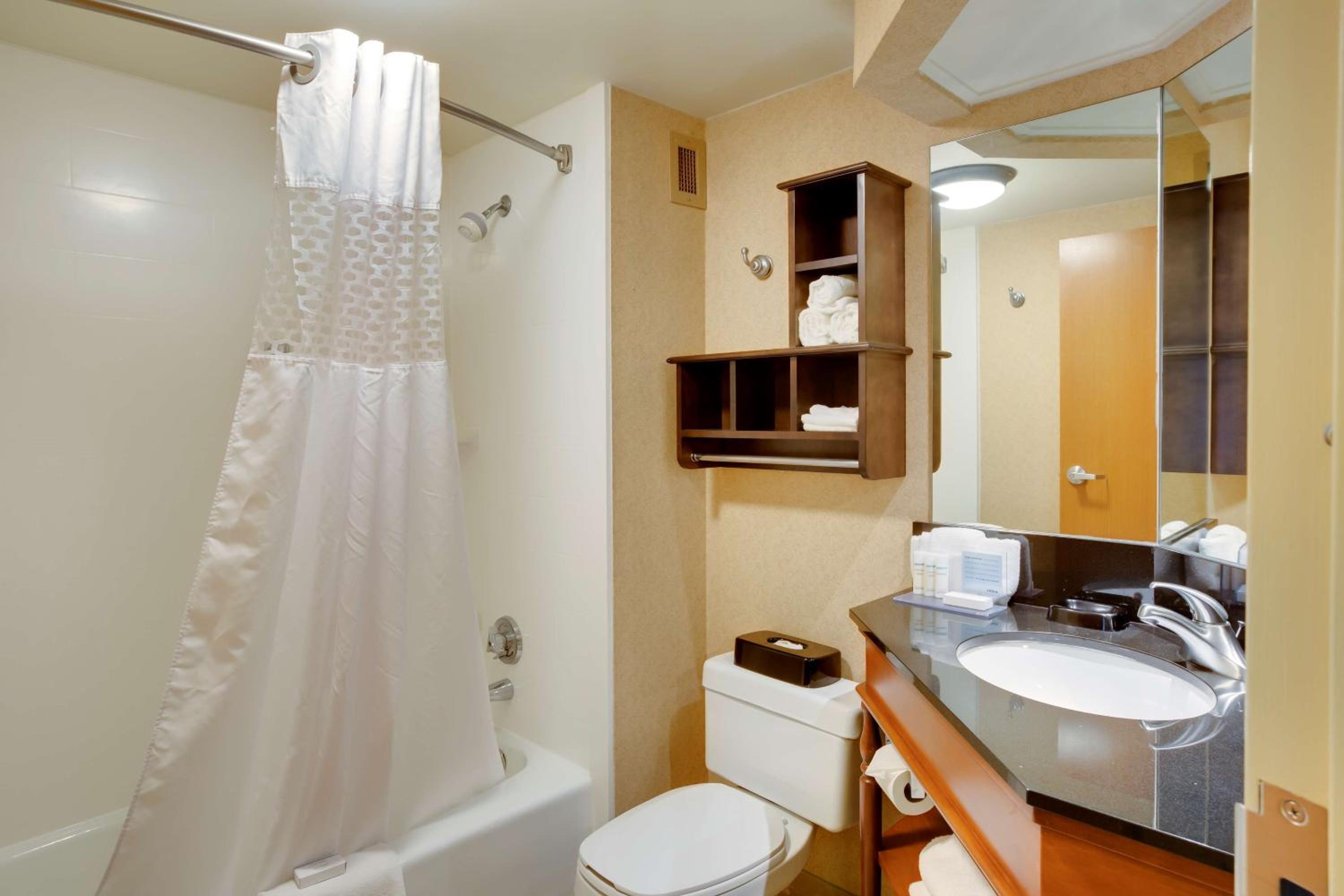 Queen Room with Two Queen Beds - Photo 4