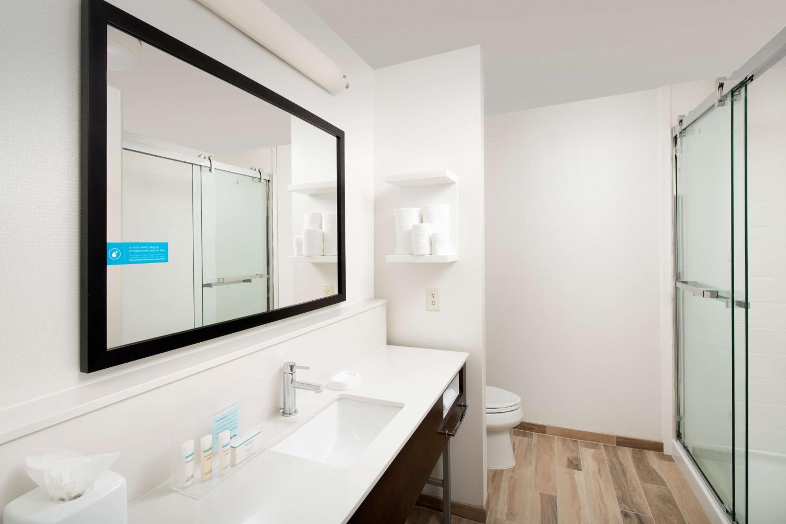 King Room with Accessible Tub - Mobility and Hearing Access/Non-Smoking