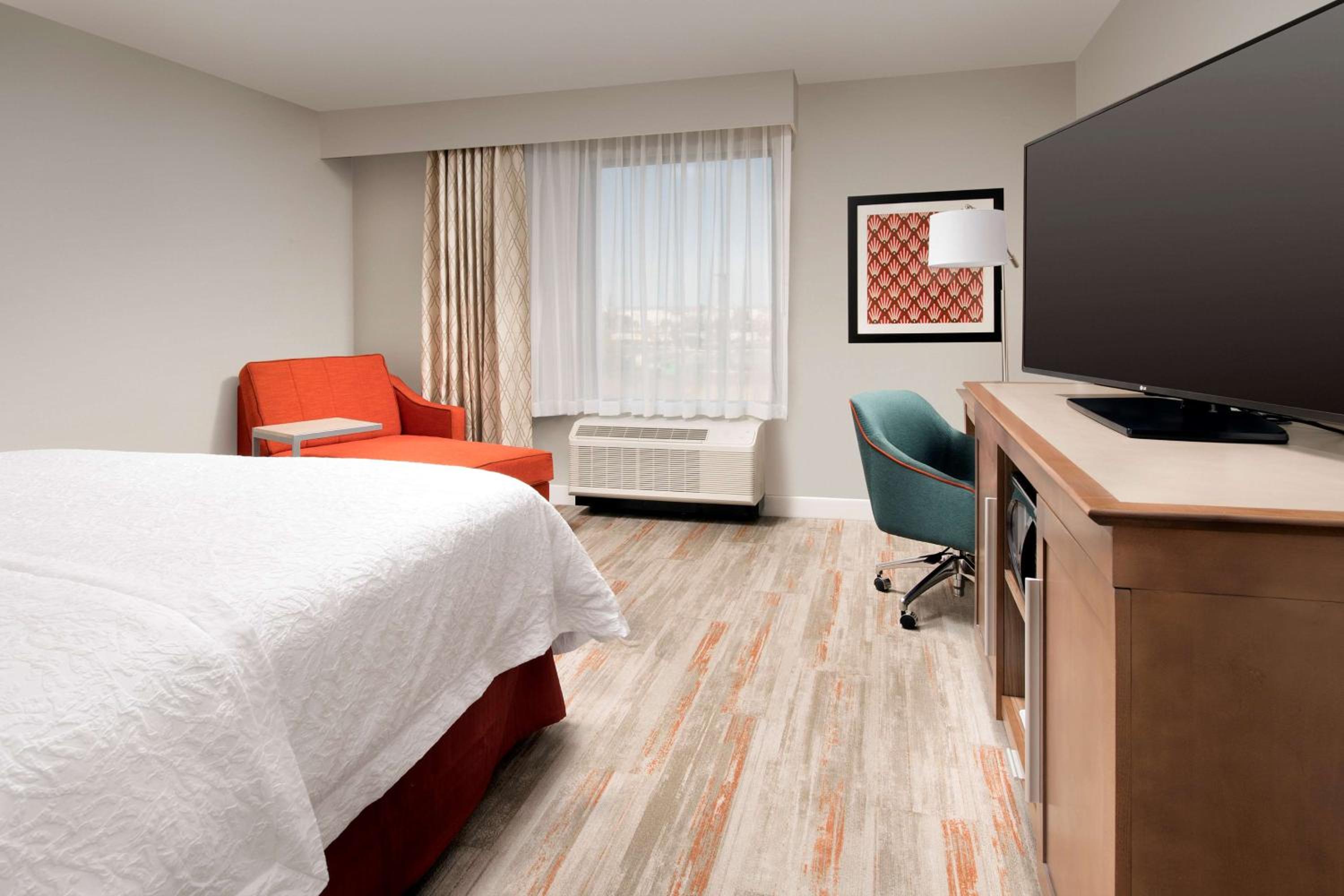 King Room with Accessible Tub - Mobility and Hearing Access/Non-Smoking