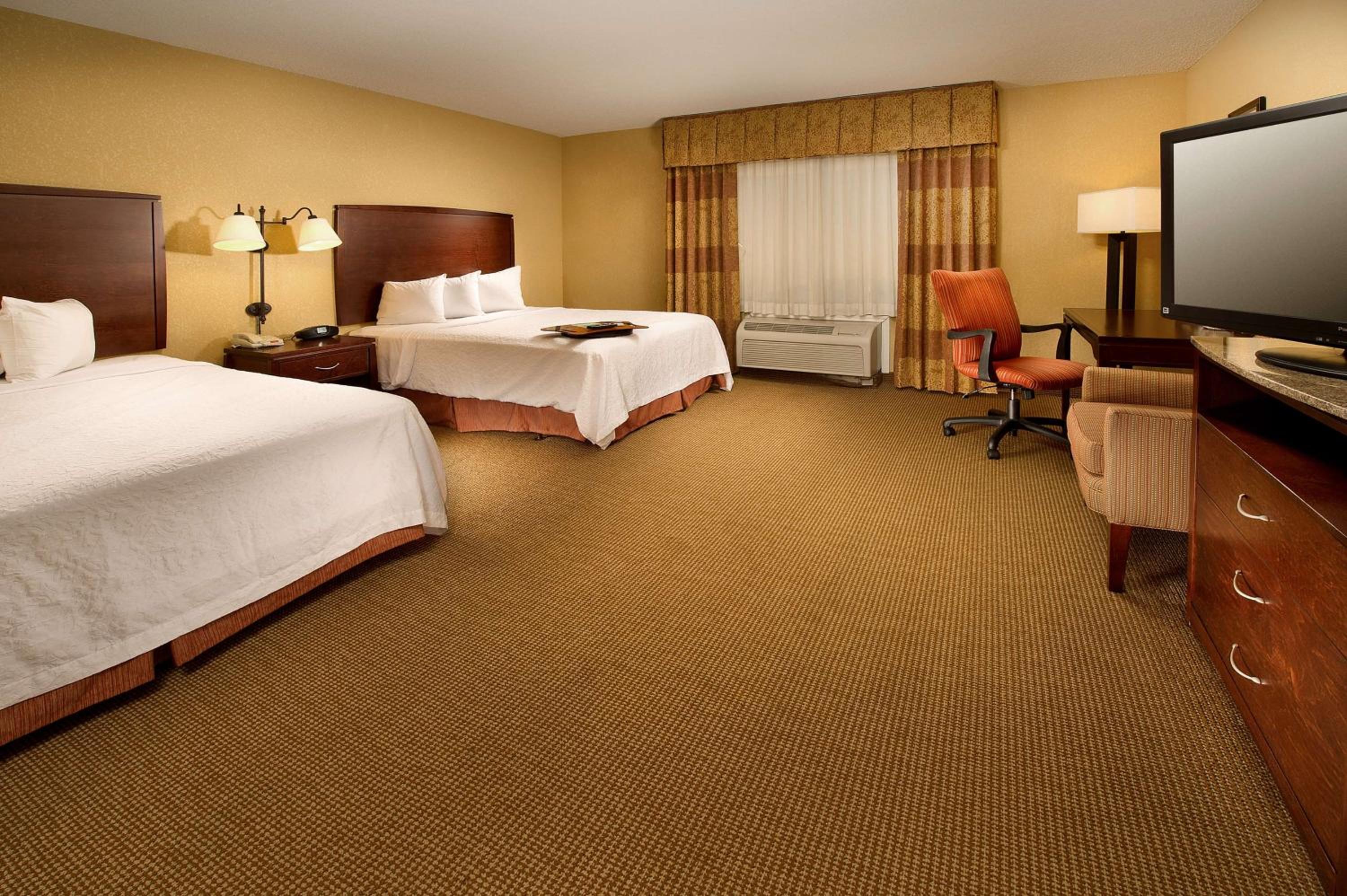Double Room with Two Queen Beds and Bath Tub - Mobility Access - Photo 1