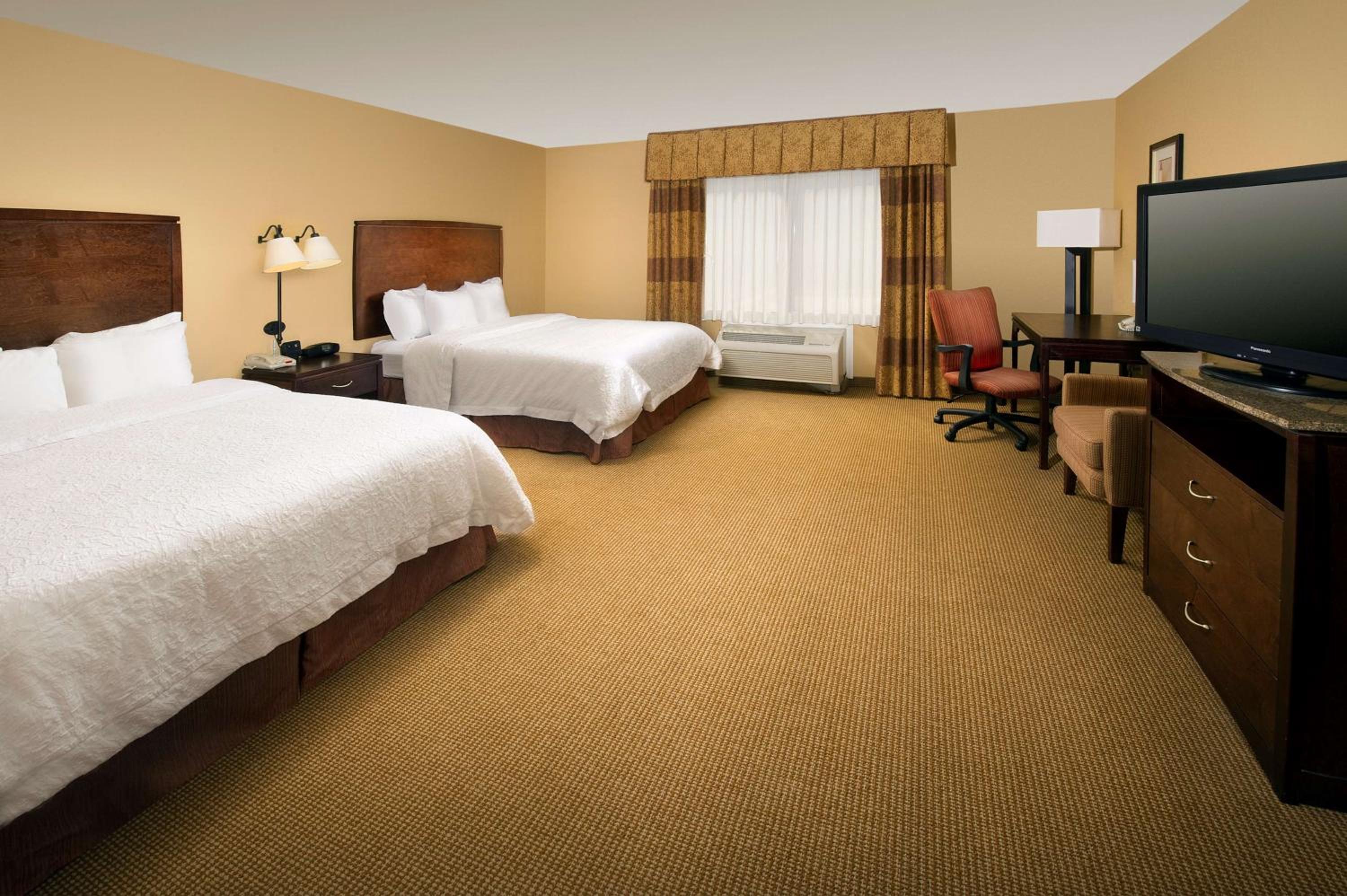 Double Room with Two Queen Beds and Bath Tub - Mobility Access - Photo 3