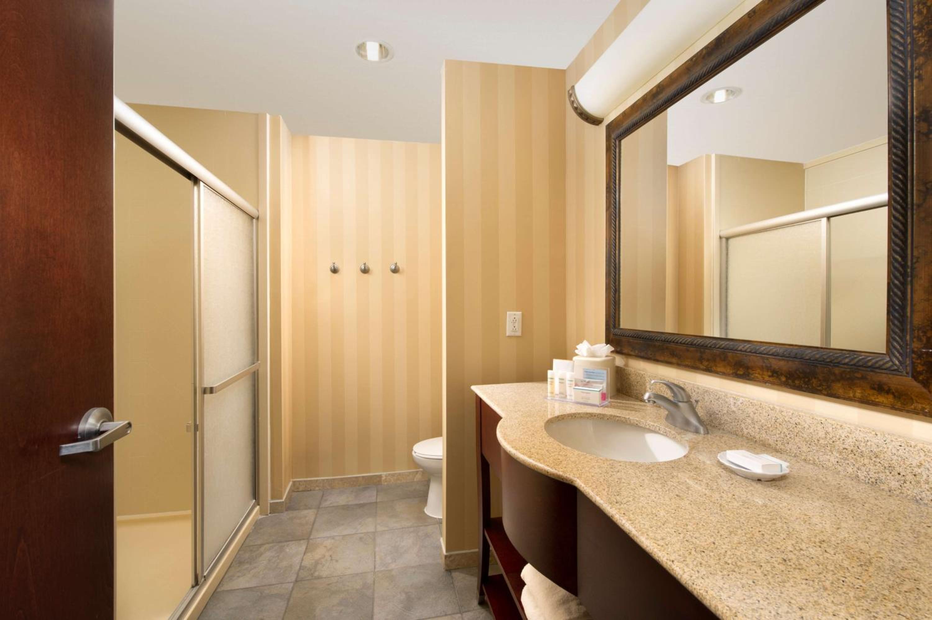 King Room with King Bed - Non-Smoking - Photo 3