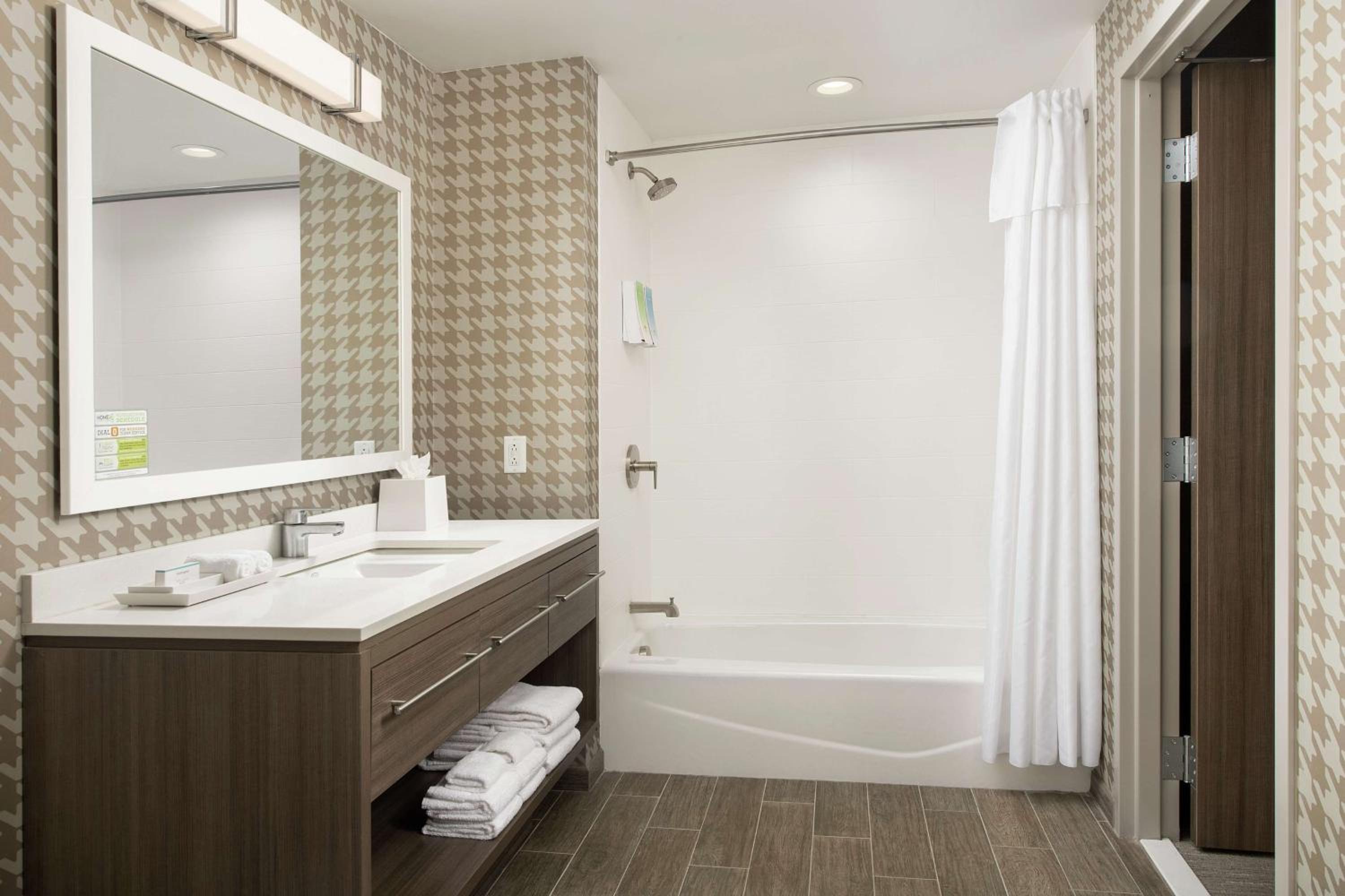 One-Bedroom King Suite - Non-Smoking - Photo 7