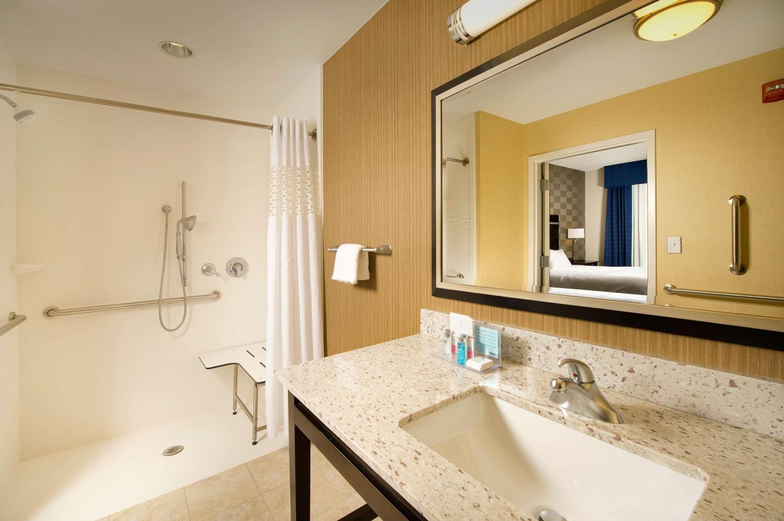 King Room with Accessible Tub - Mobility and Hearing Access/Non-Smoking