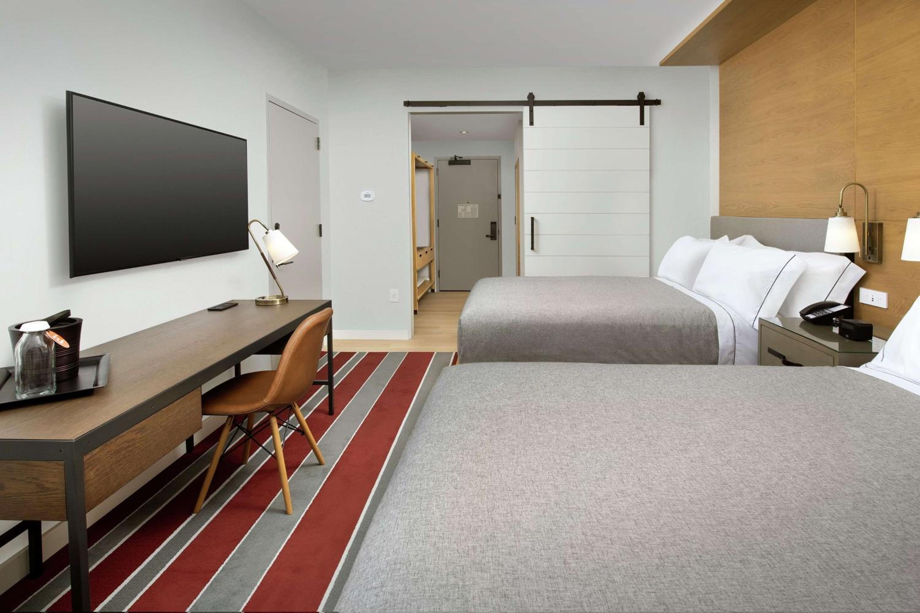 Queen Room with Two Queen Beds - Photo 2
