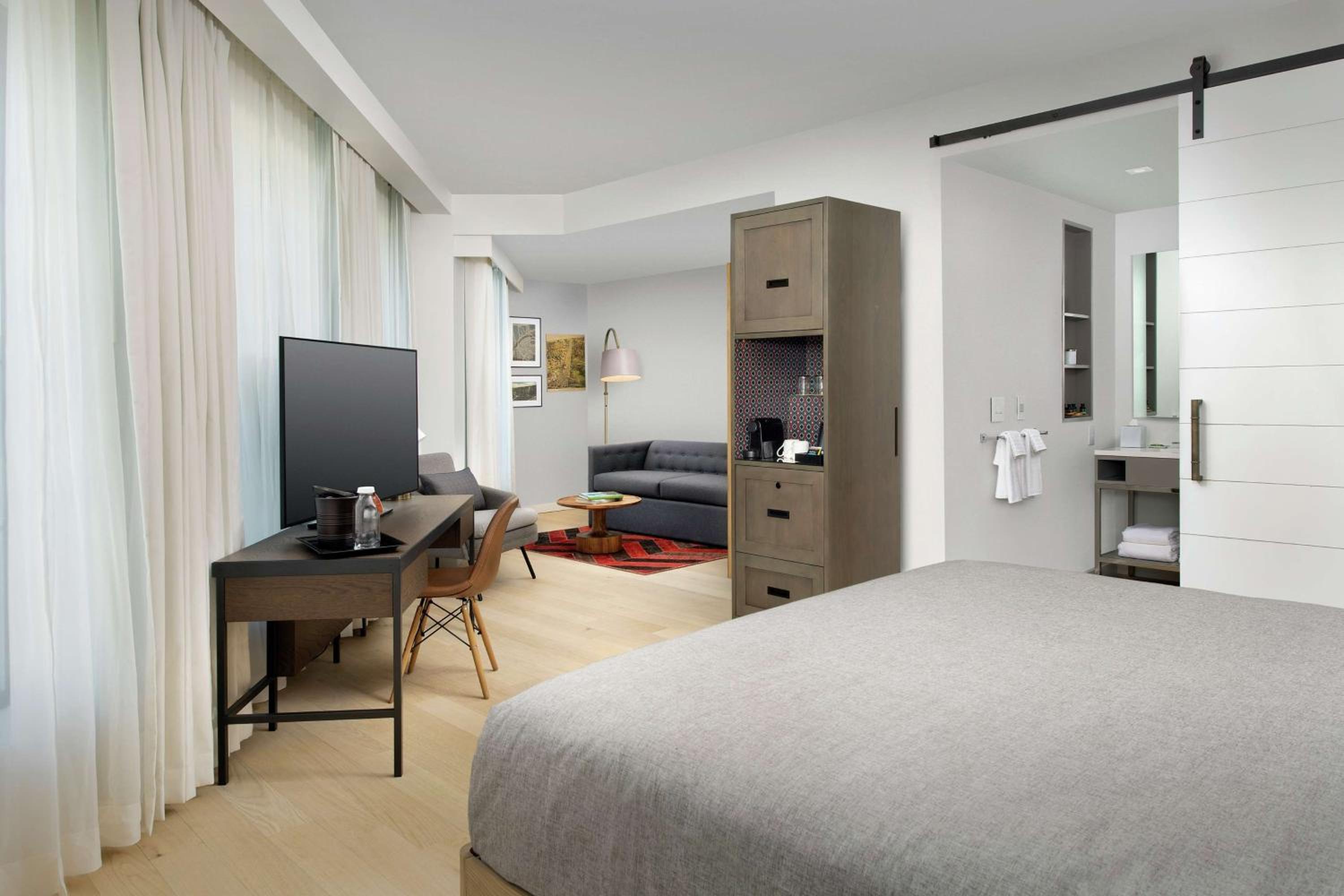 King Studio Suite with View - Photo 3