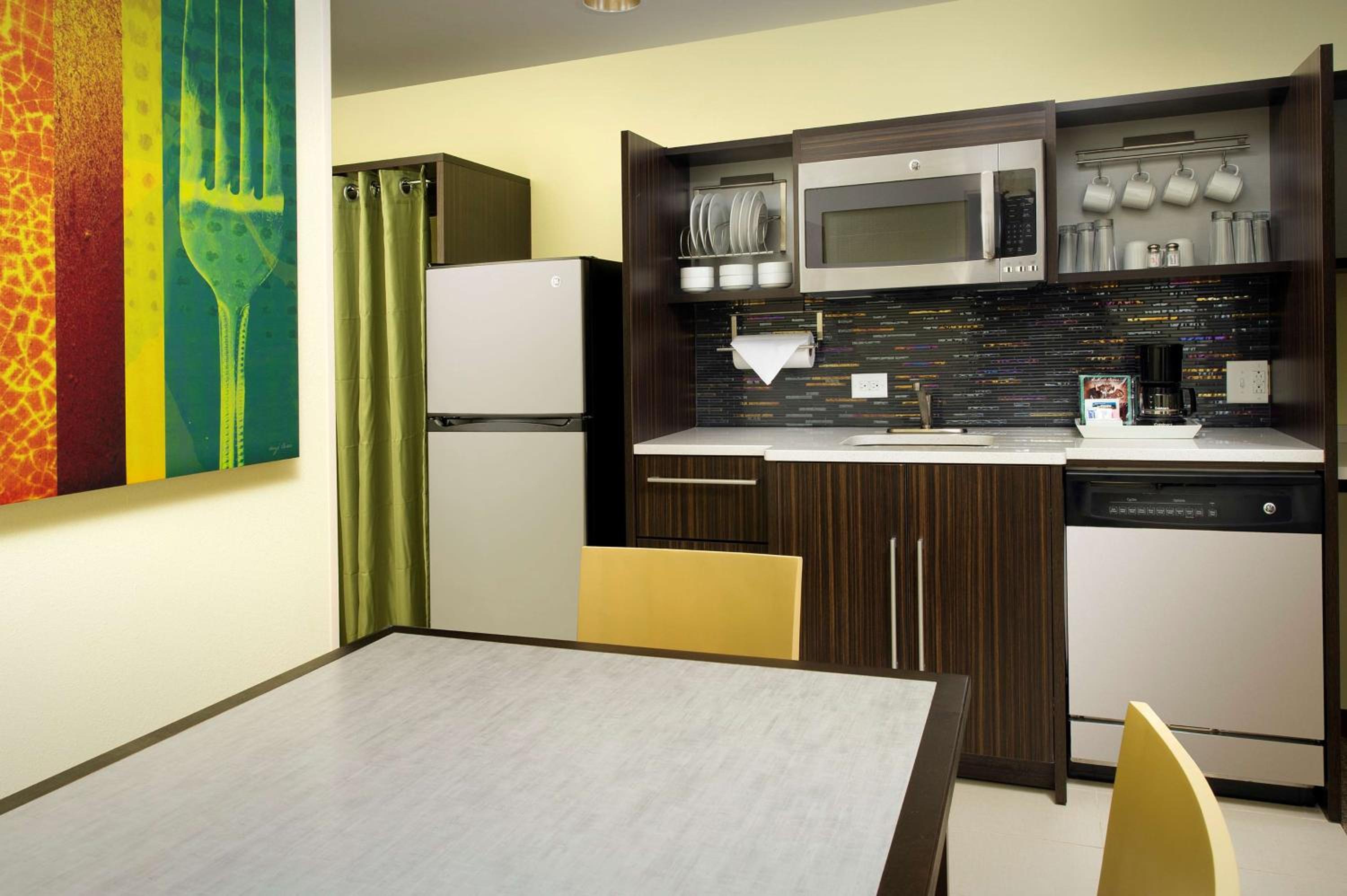 One-Bedroom King Suite - Non-Smoking photo 3