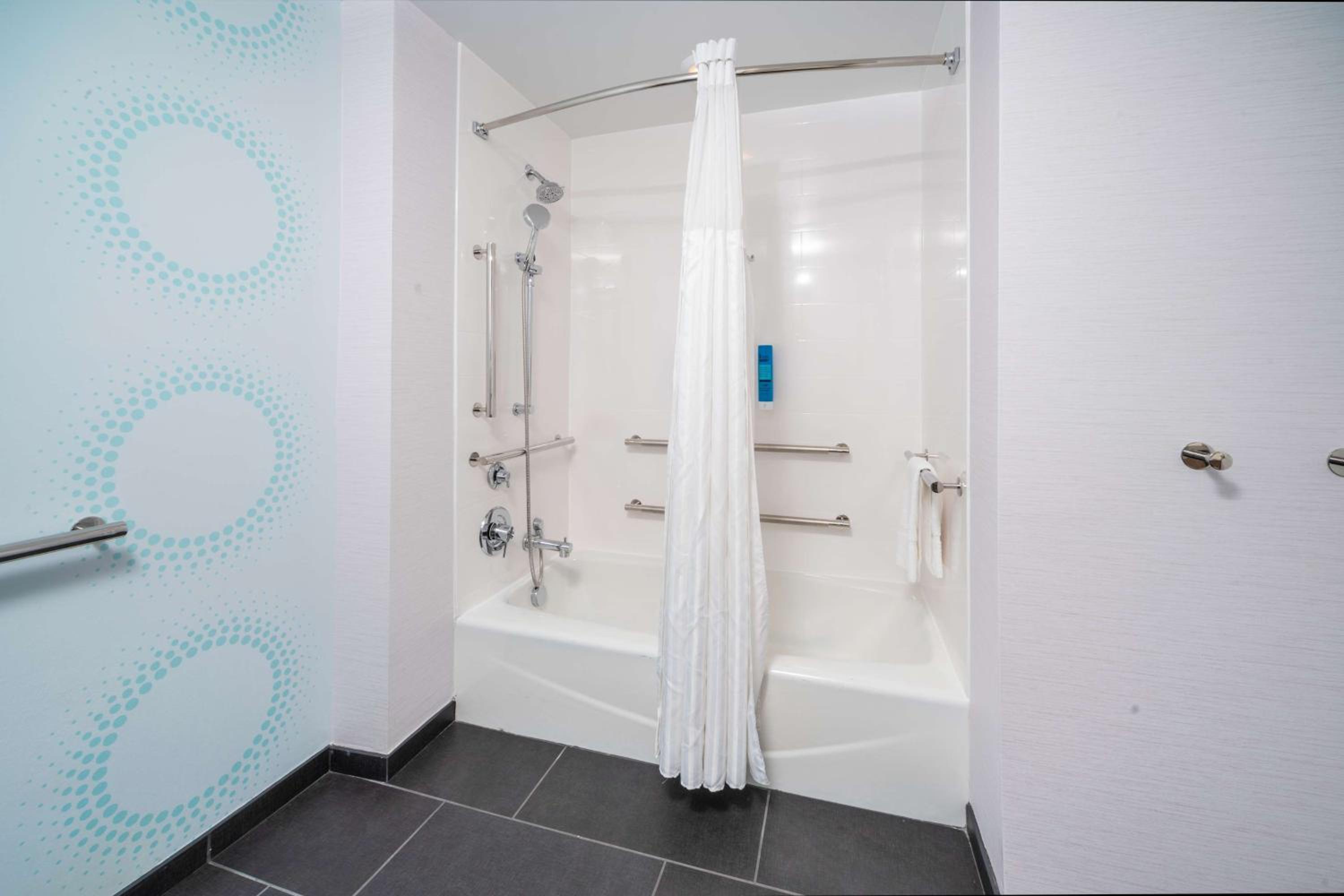Queen Room with Two Queen Beds - Mobility Access - Photo 6