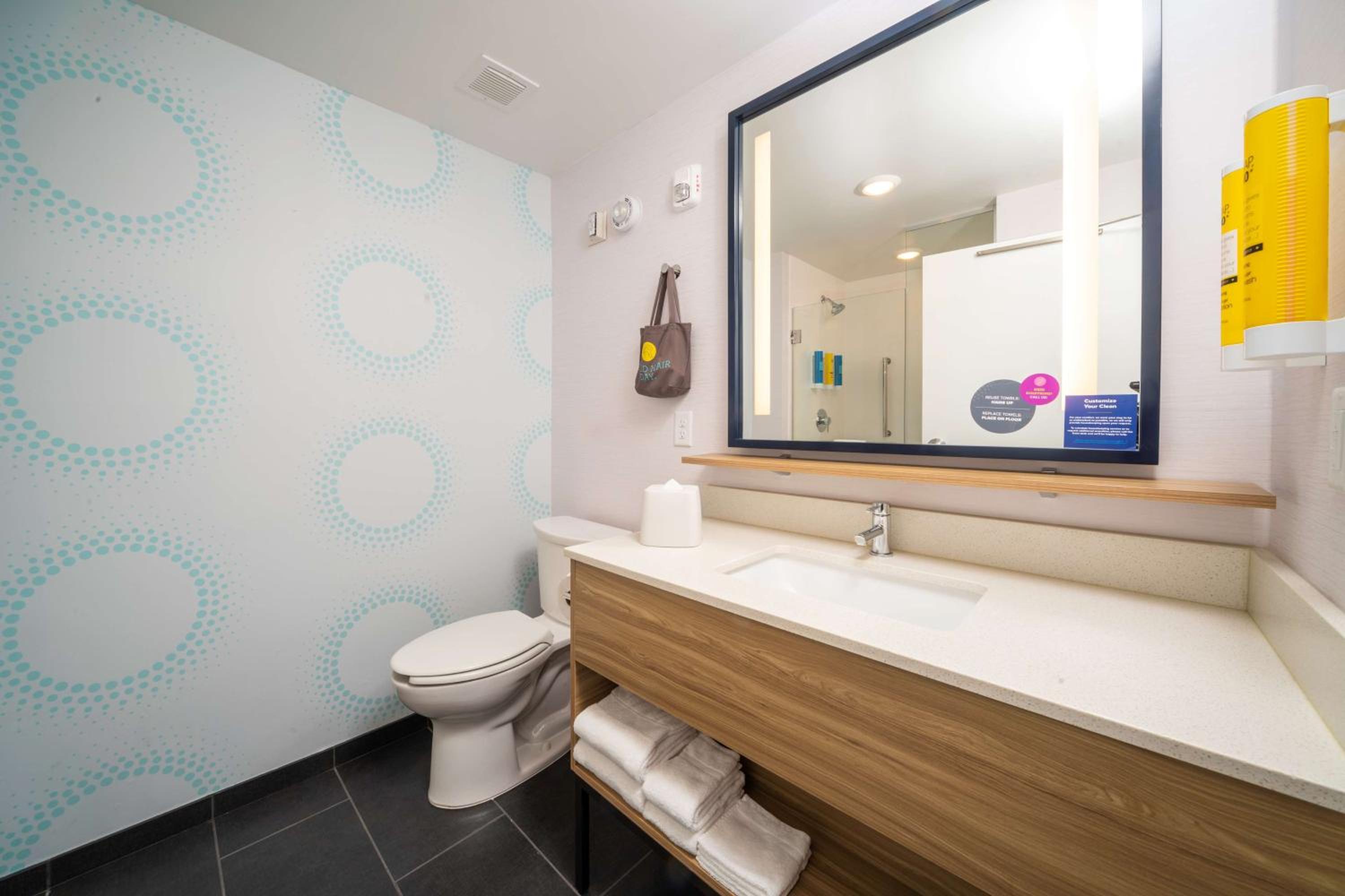 Queen Room with Two Queen Beds - Mobility Access - Photo 8