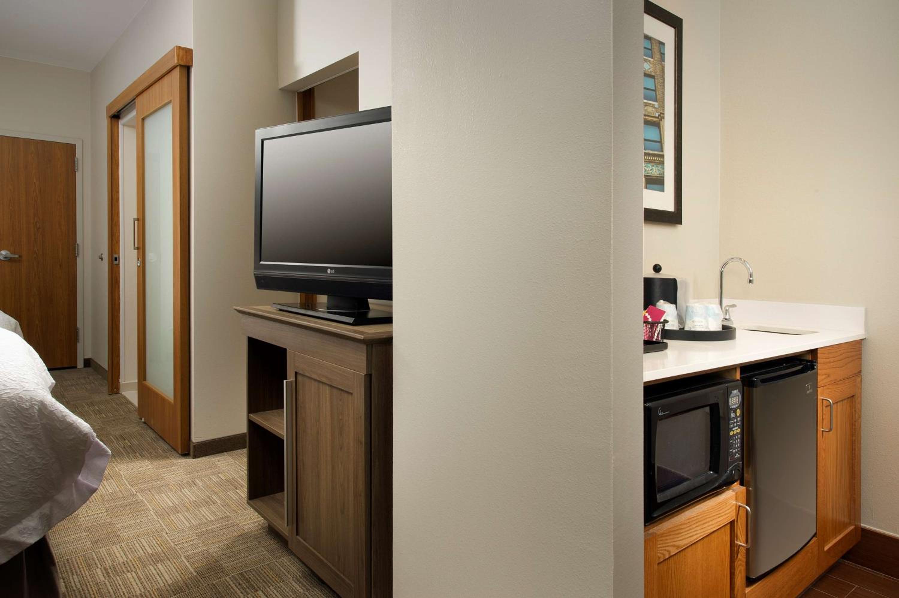Queen Studio Suite with Two Queen Beds - Non-Smoking - Photo 2