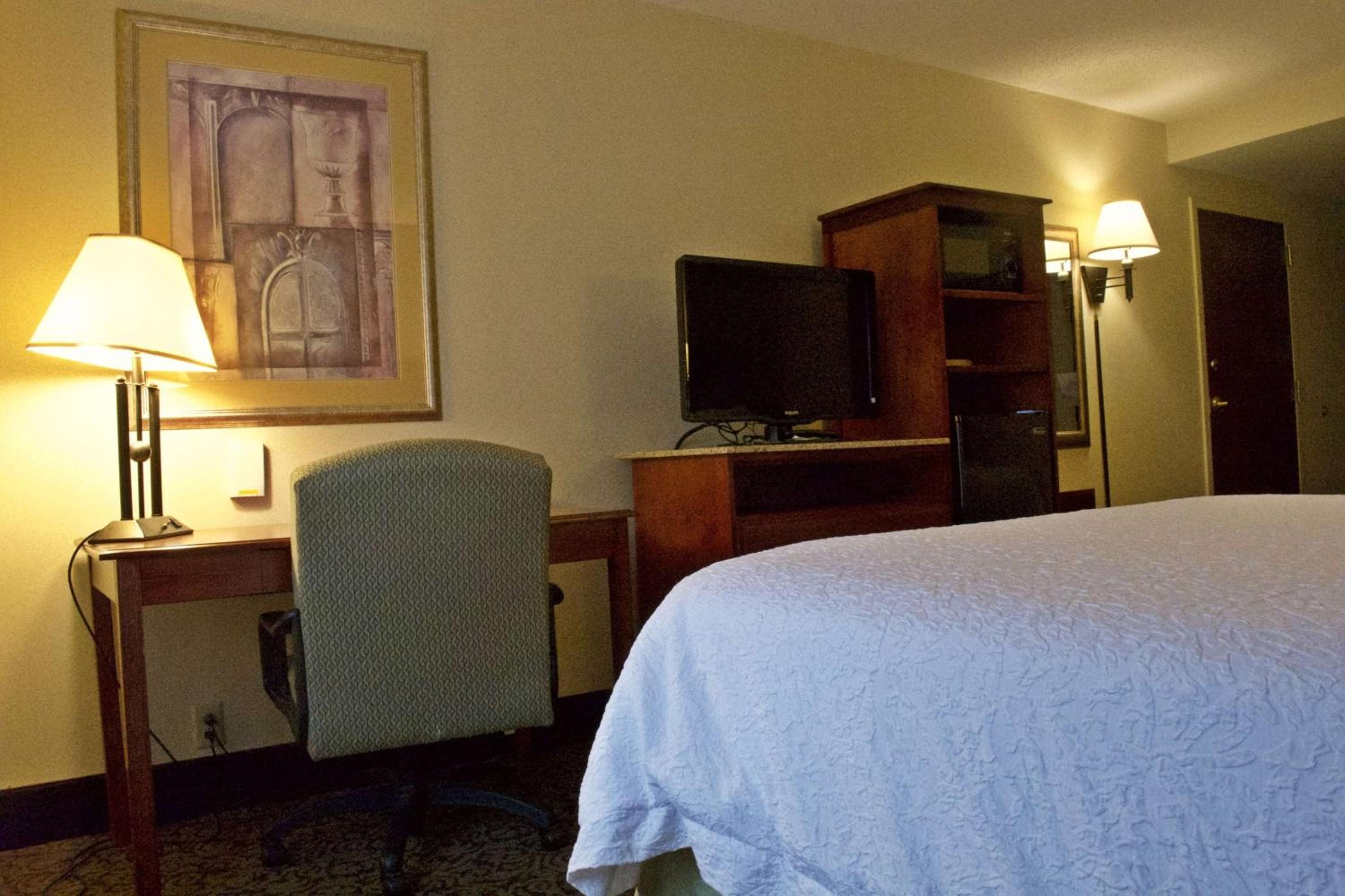 King Room with King Bed - Non-Smoking - Photo 2