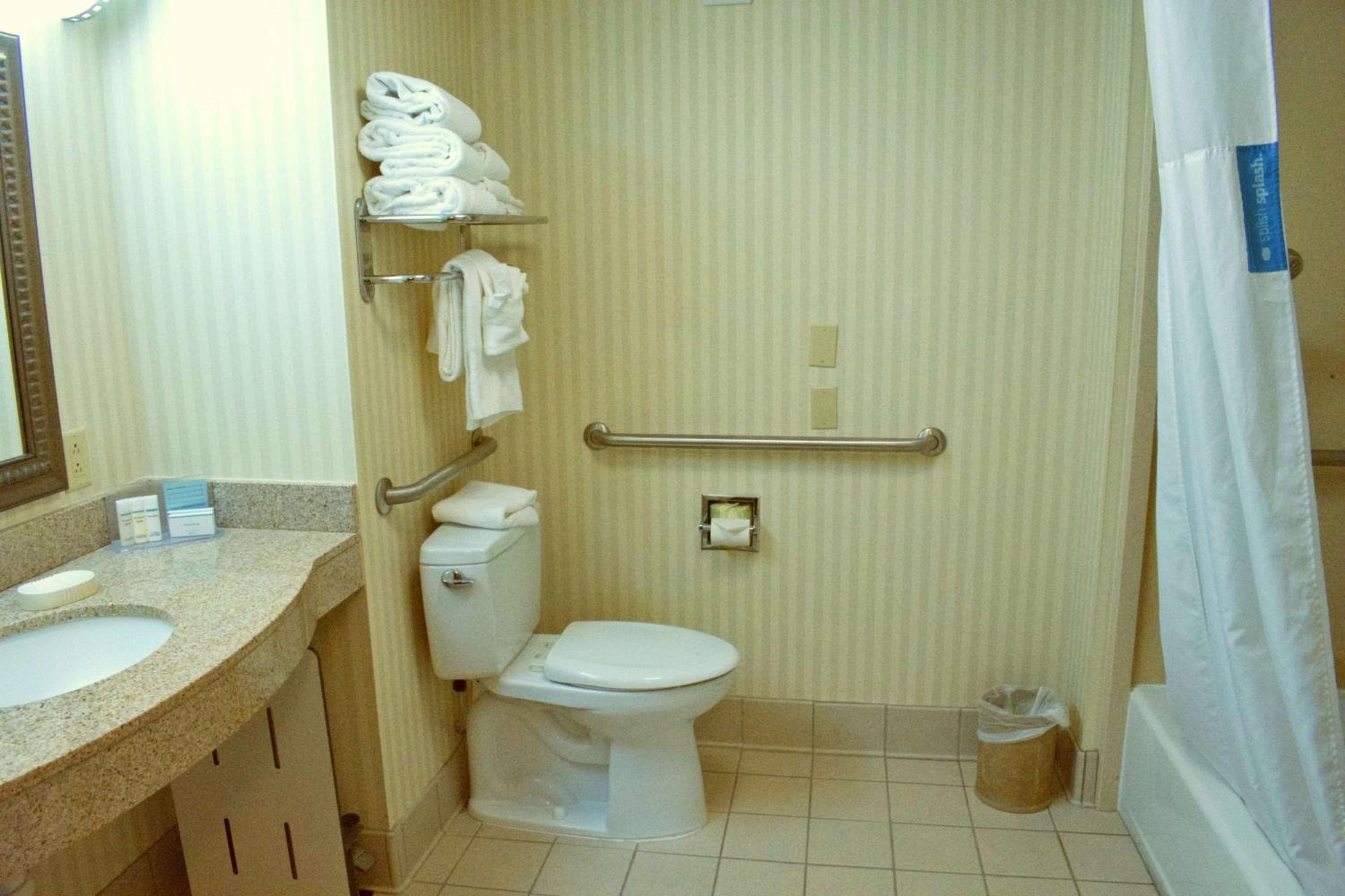 Room with Two Queen Beds - Non-Smoking - Photo 5