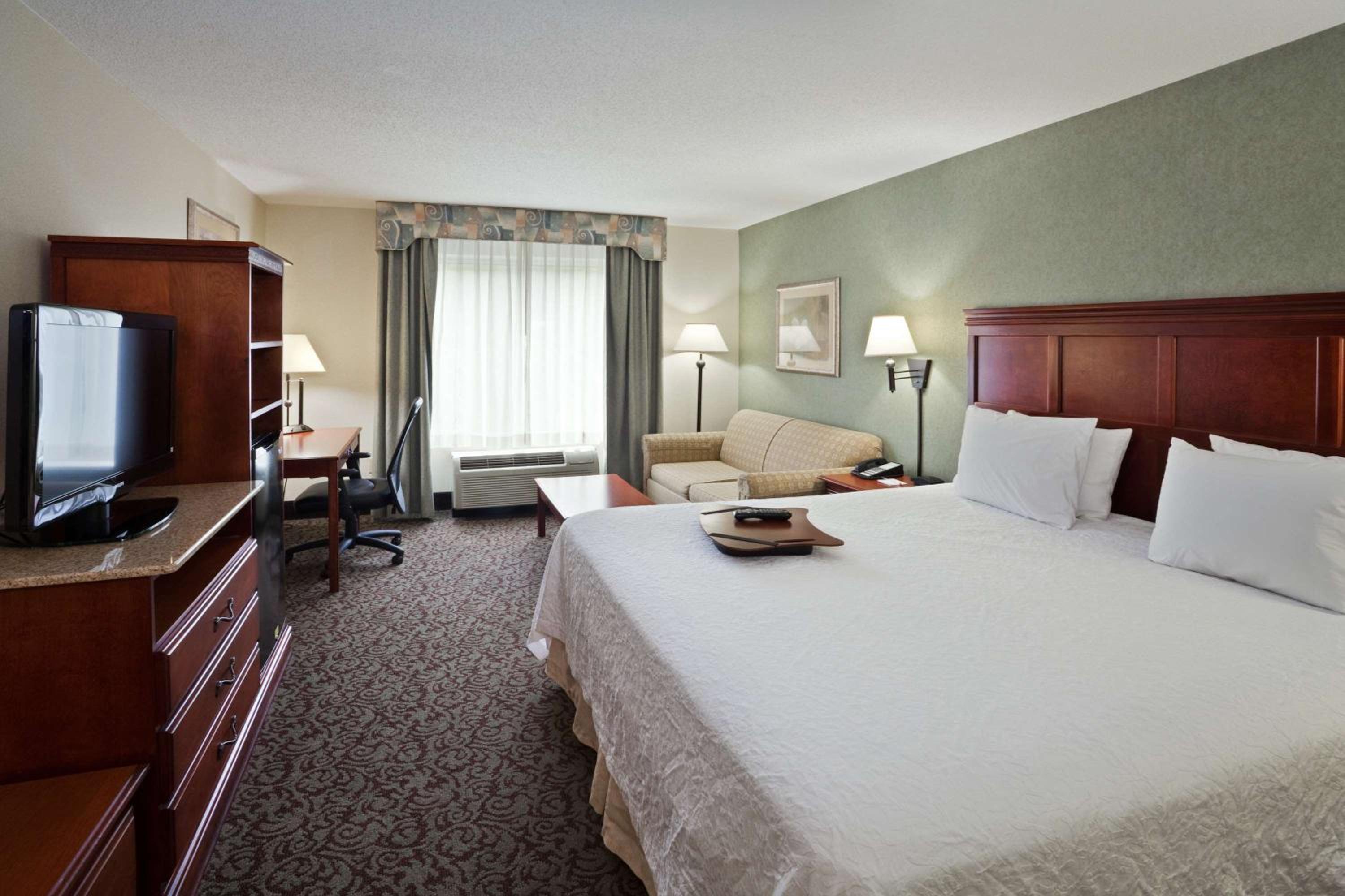 King Room with King Bed - Non-Smoking - Photo 5