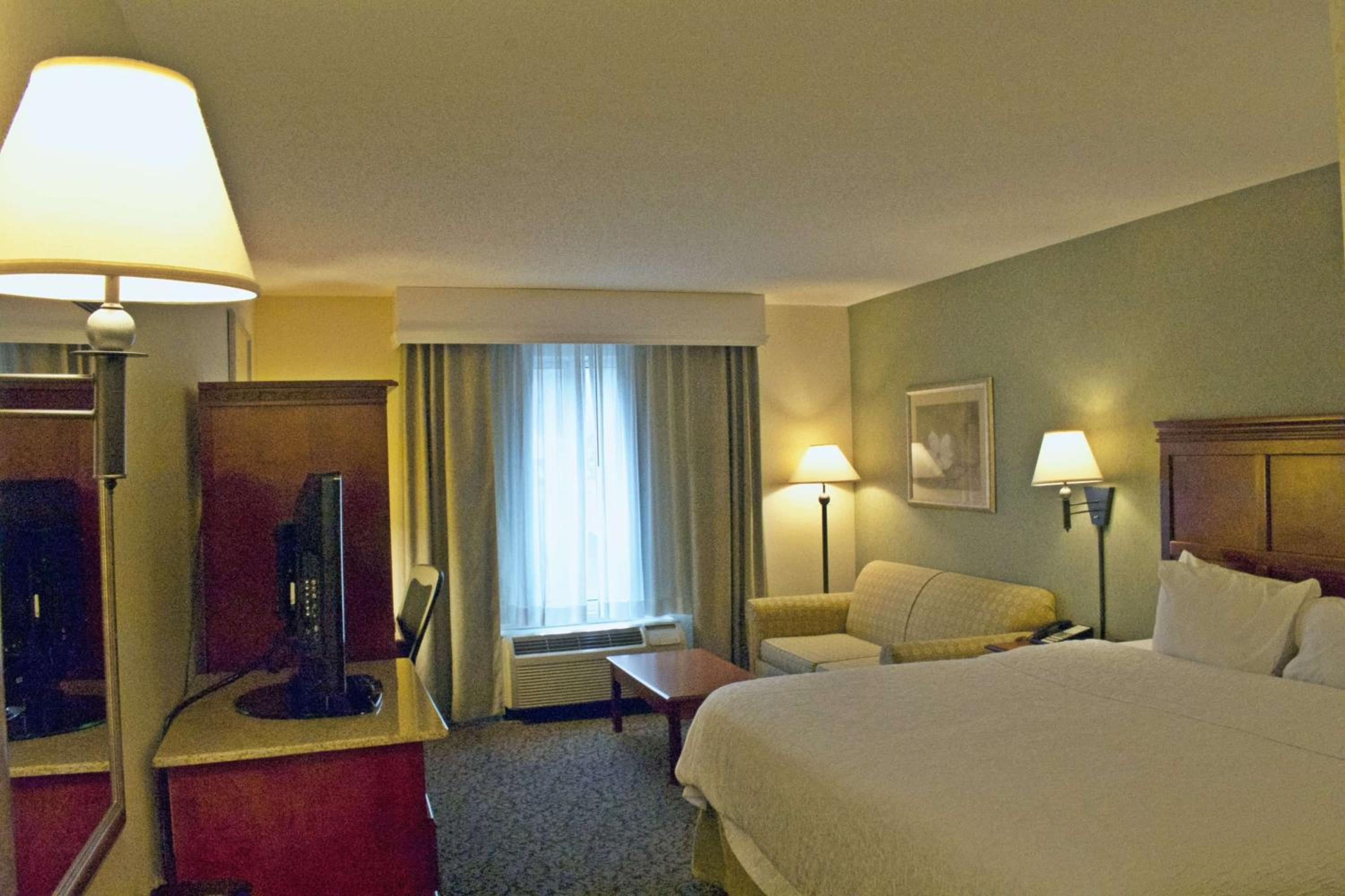 King Room with King Bed - Non-Smoking - Photo 7