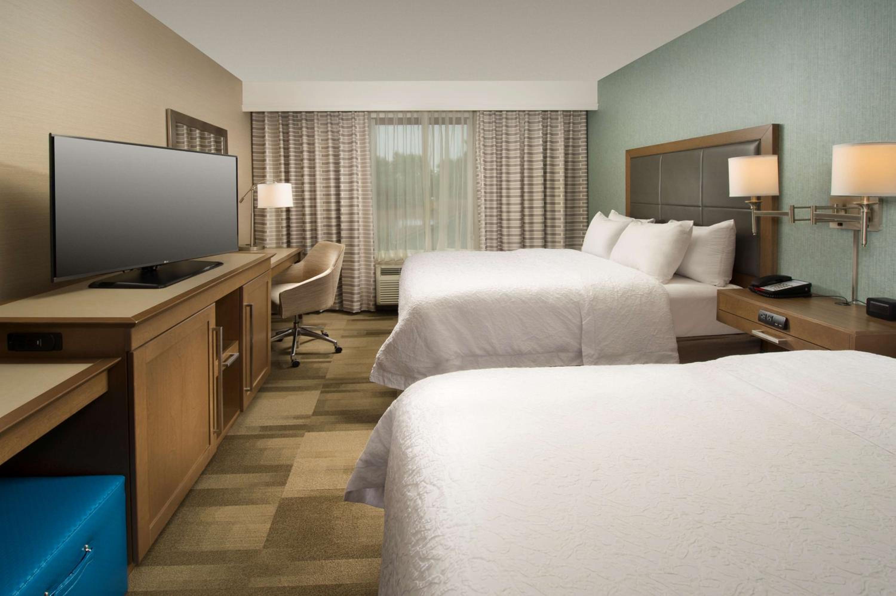 Queen Room with Two Queen Beds - Hearing Access/Non-Smoking photo 1