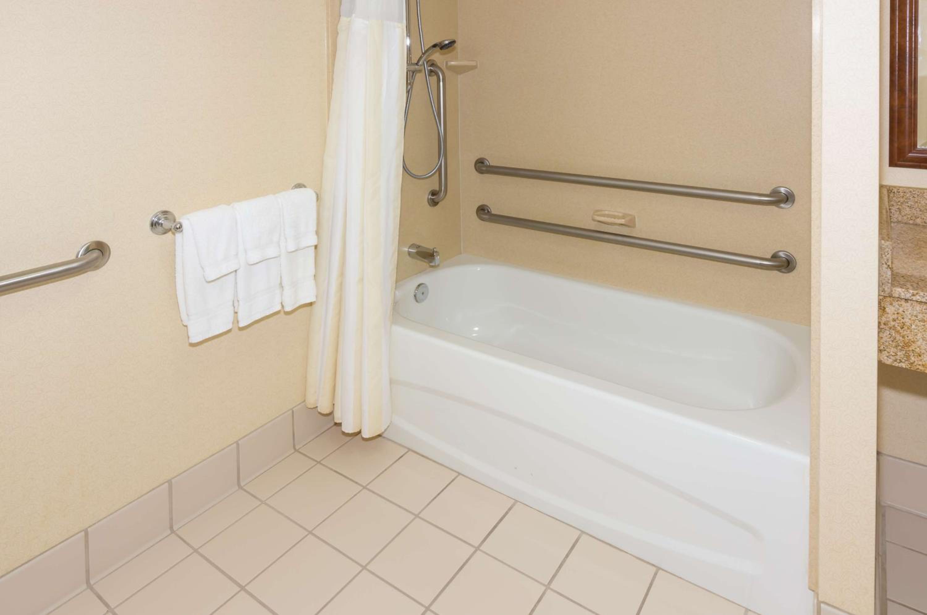 Double Room with Two Double Beds - Mobility Access - Photo 3