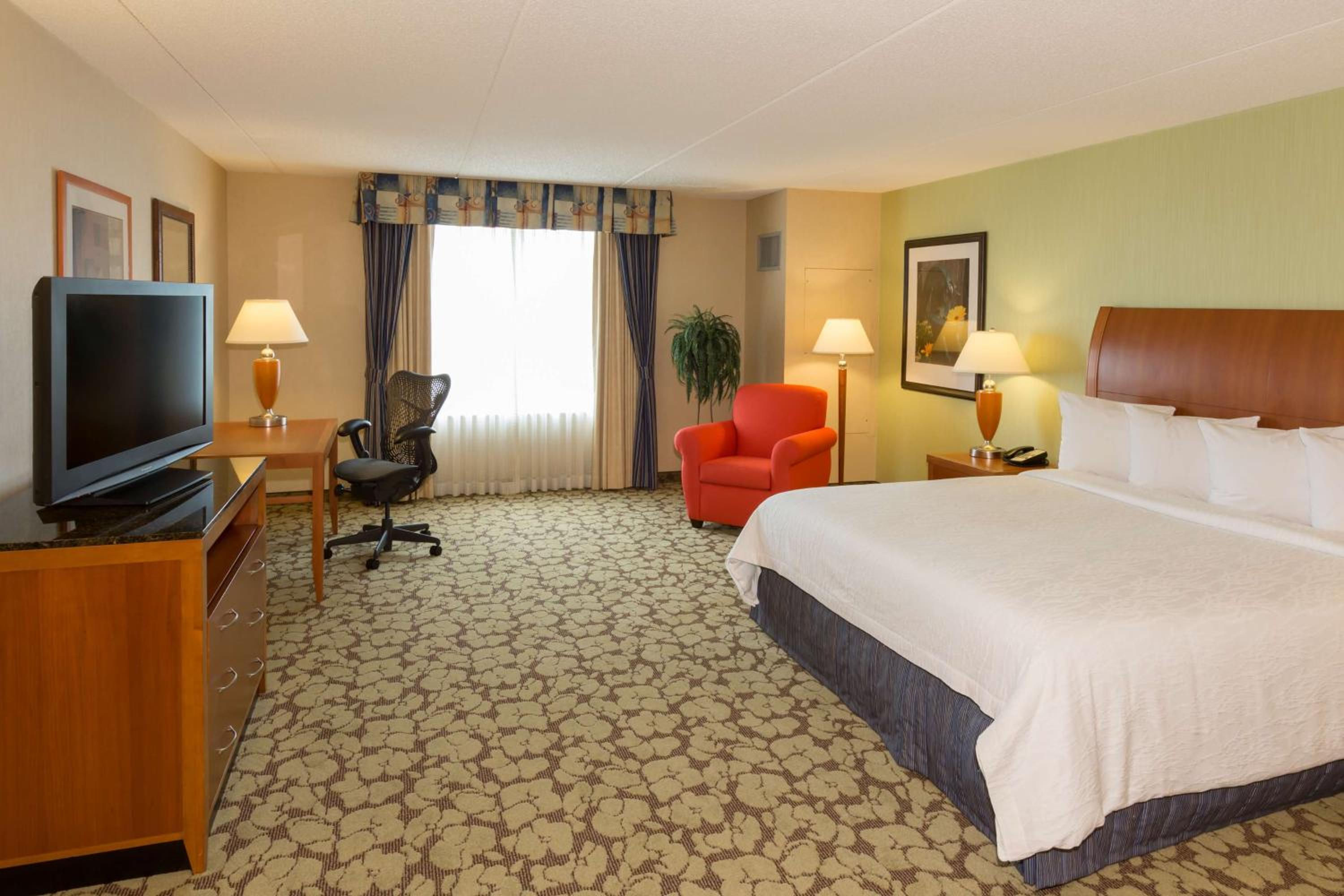 King Room with Accessible Tub - Mobility Access - Photo 2