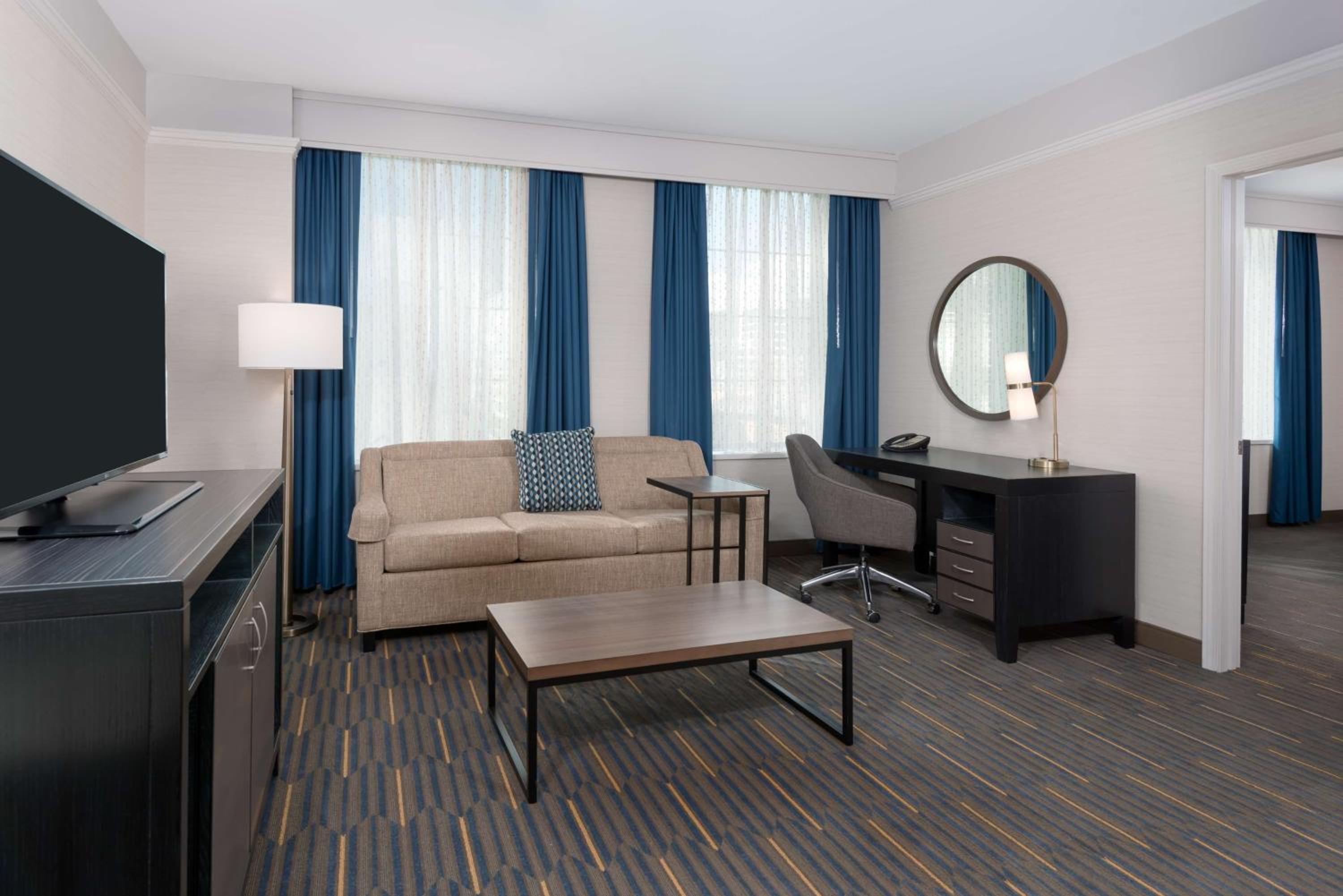 One-Bedroom King Suite - Non-Smoking - Photo 3