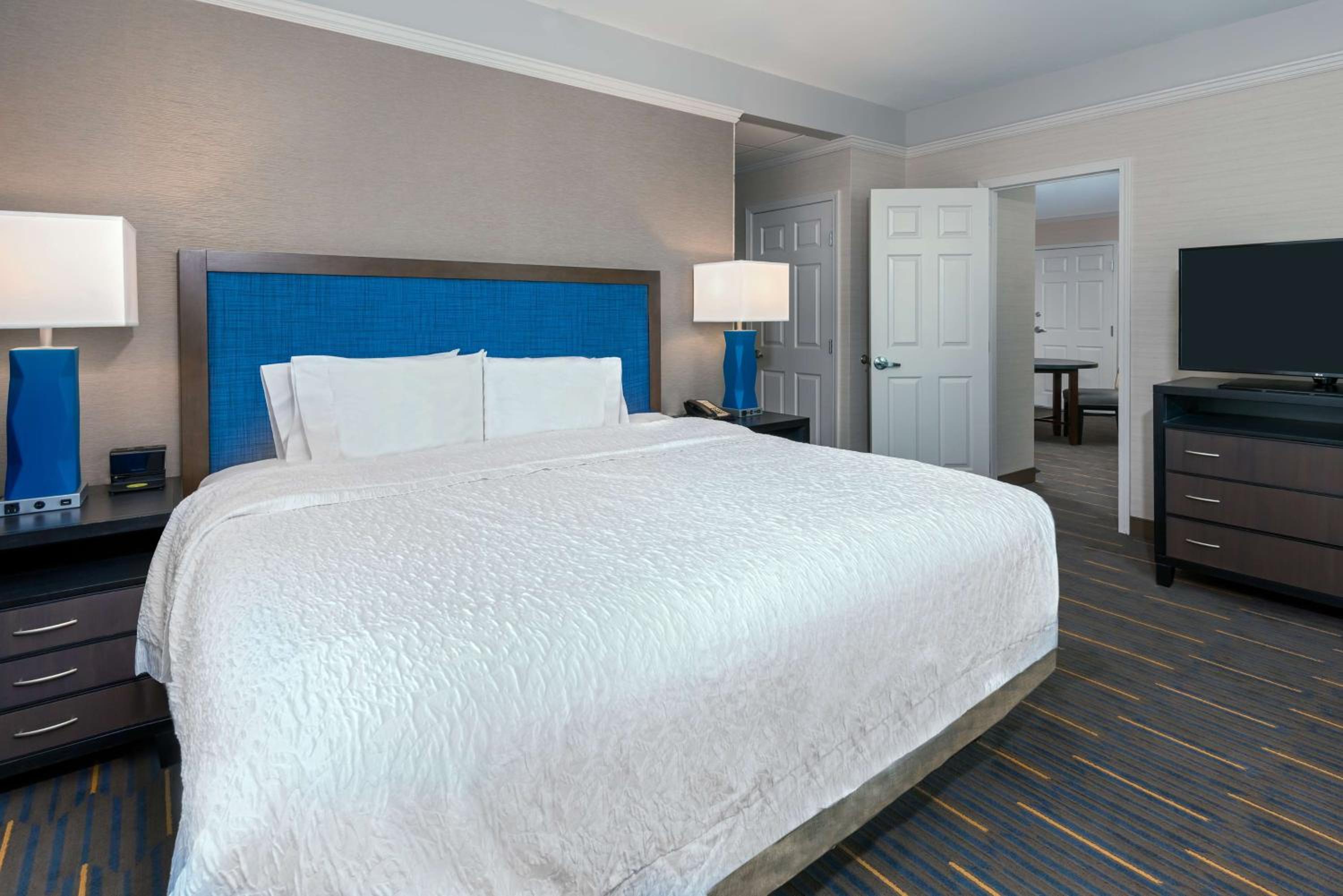 One-Bedroom King Suite - Non-Smoking - Photo 2